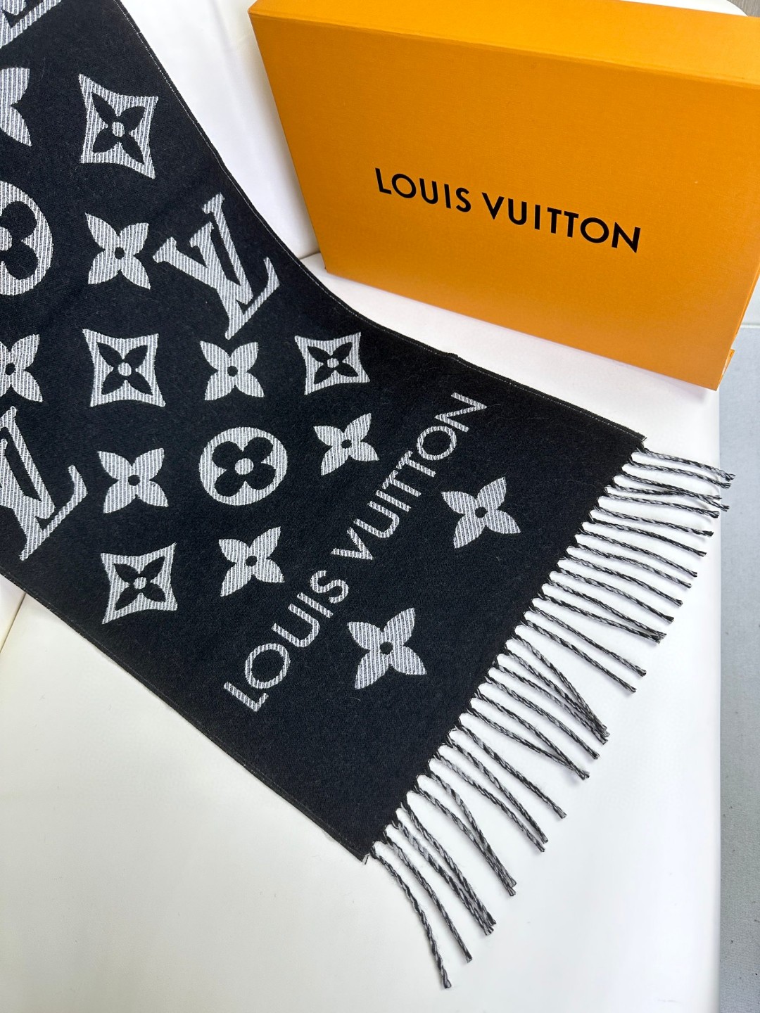LV Monogram 图案 羊毛长巾