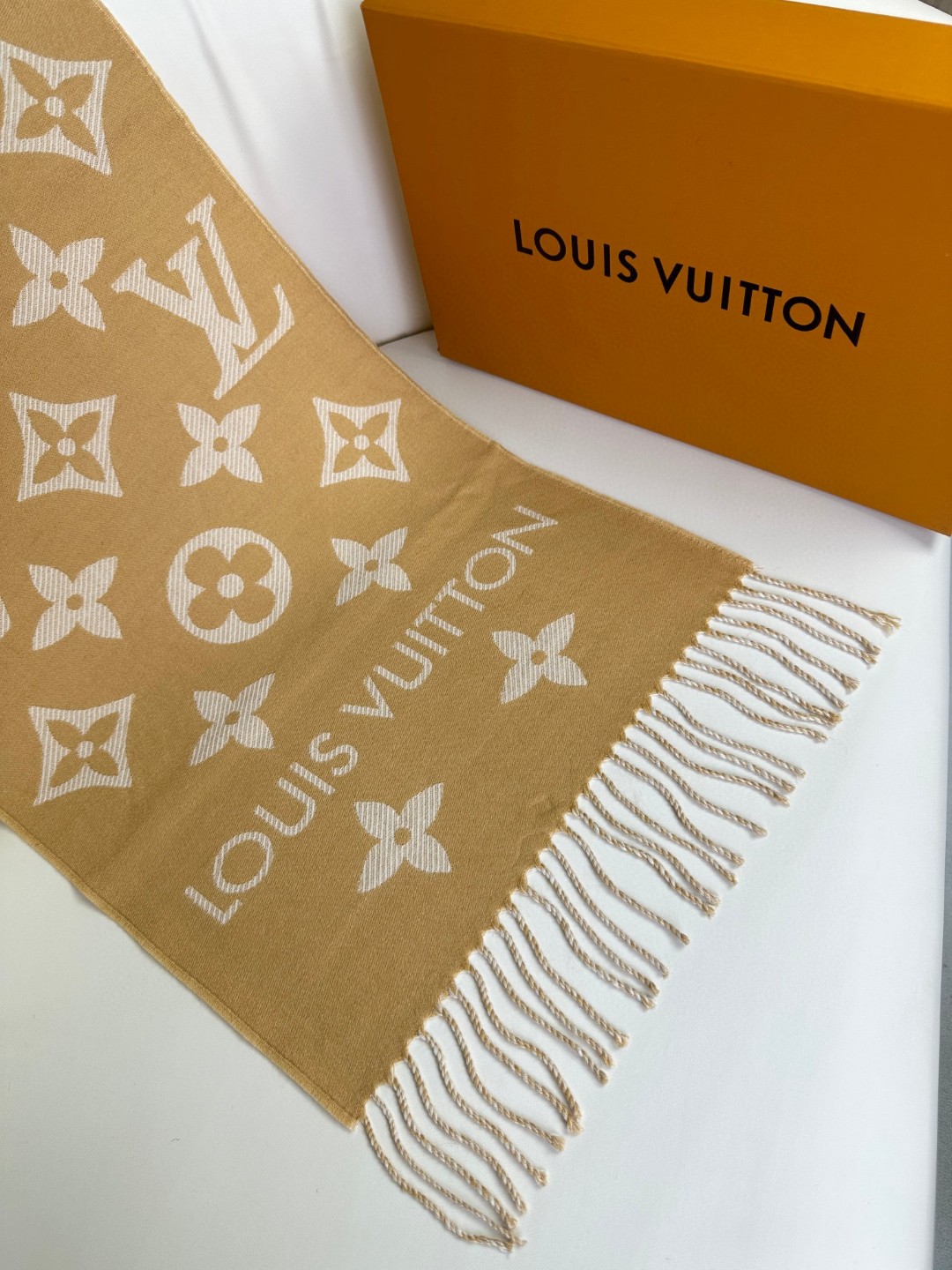 LV Monogram 图案 羊毛长巾