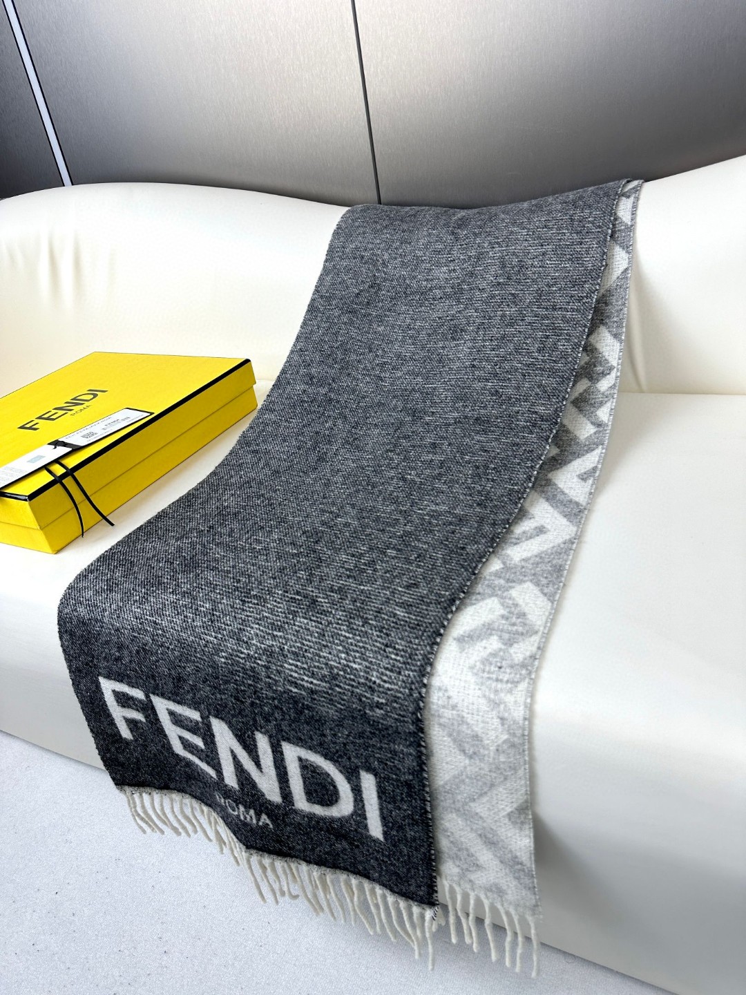 FENDI 最新【Roma】系列 羊绒围巾