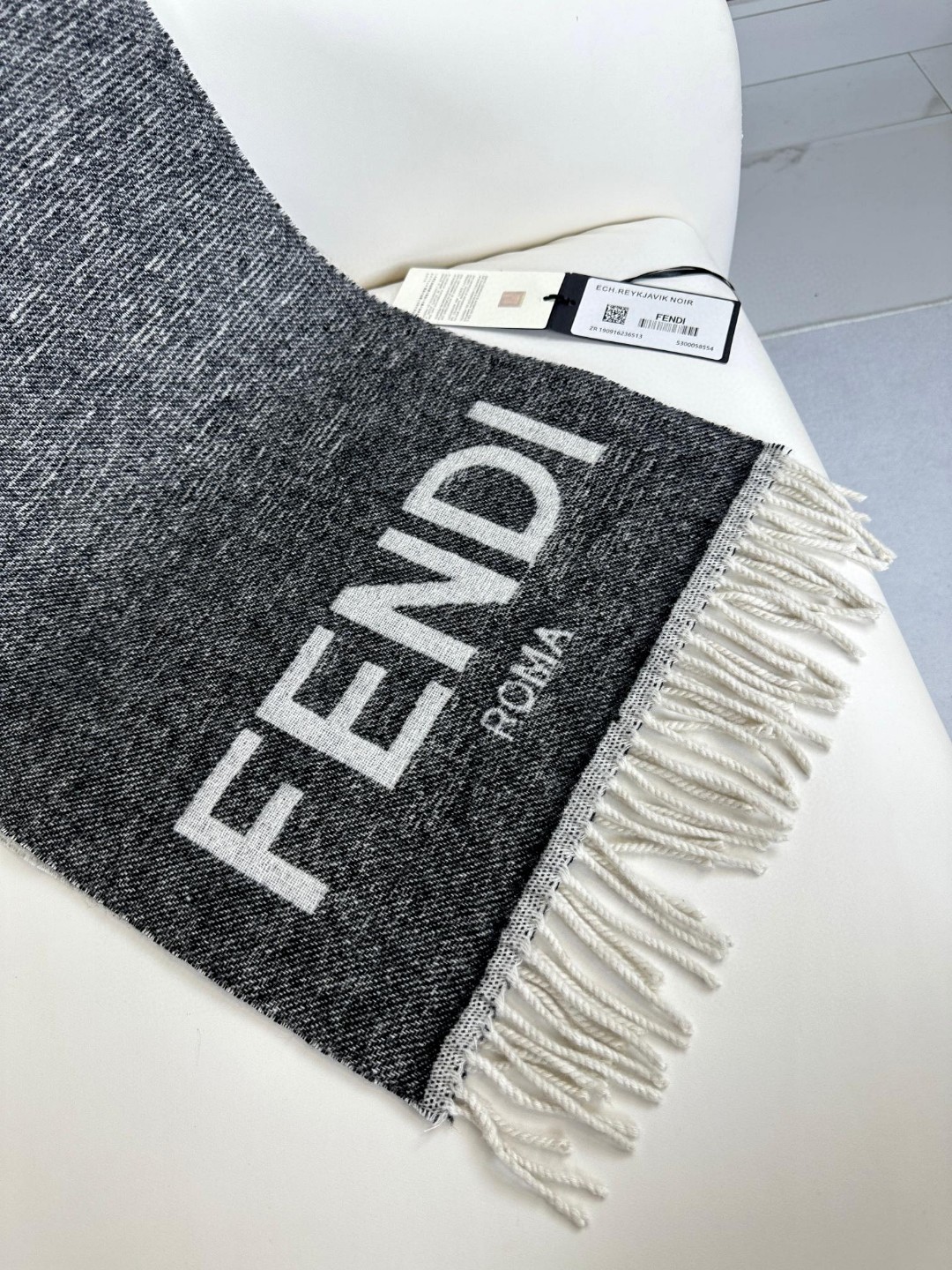 FENDI 最新【Roma】系列 羊绒围巾