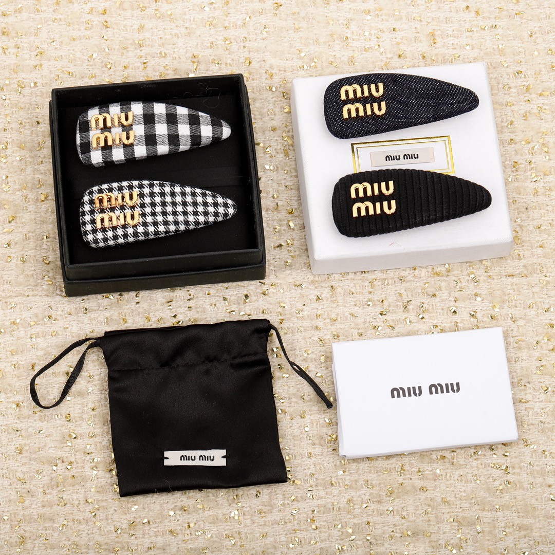  高品质 细节如图 单个价格【miu@miu糖果色发夹】绝对会成为经典款的发夹一定要入的一款发夹，巨巨巨