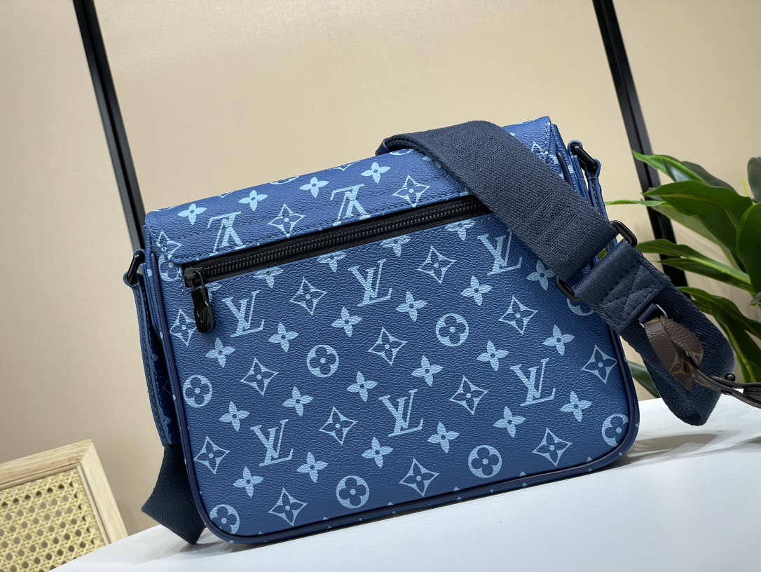 The LV District PM messenger bag is officially on sale m23785. It is made of blue presbyopia flowers, with a monogram pattern, and a large white