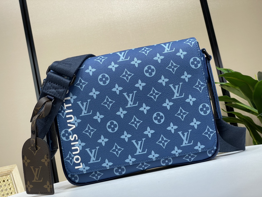 The LV District PM messenger bag is officially on sale m23785. It is made of blue presbyopia flowers, with a monogram pattern, and a large white