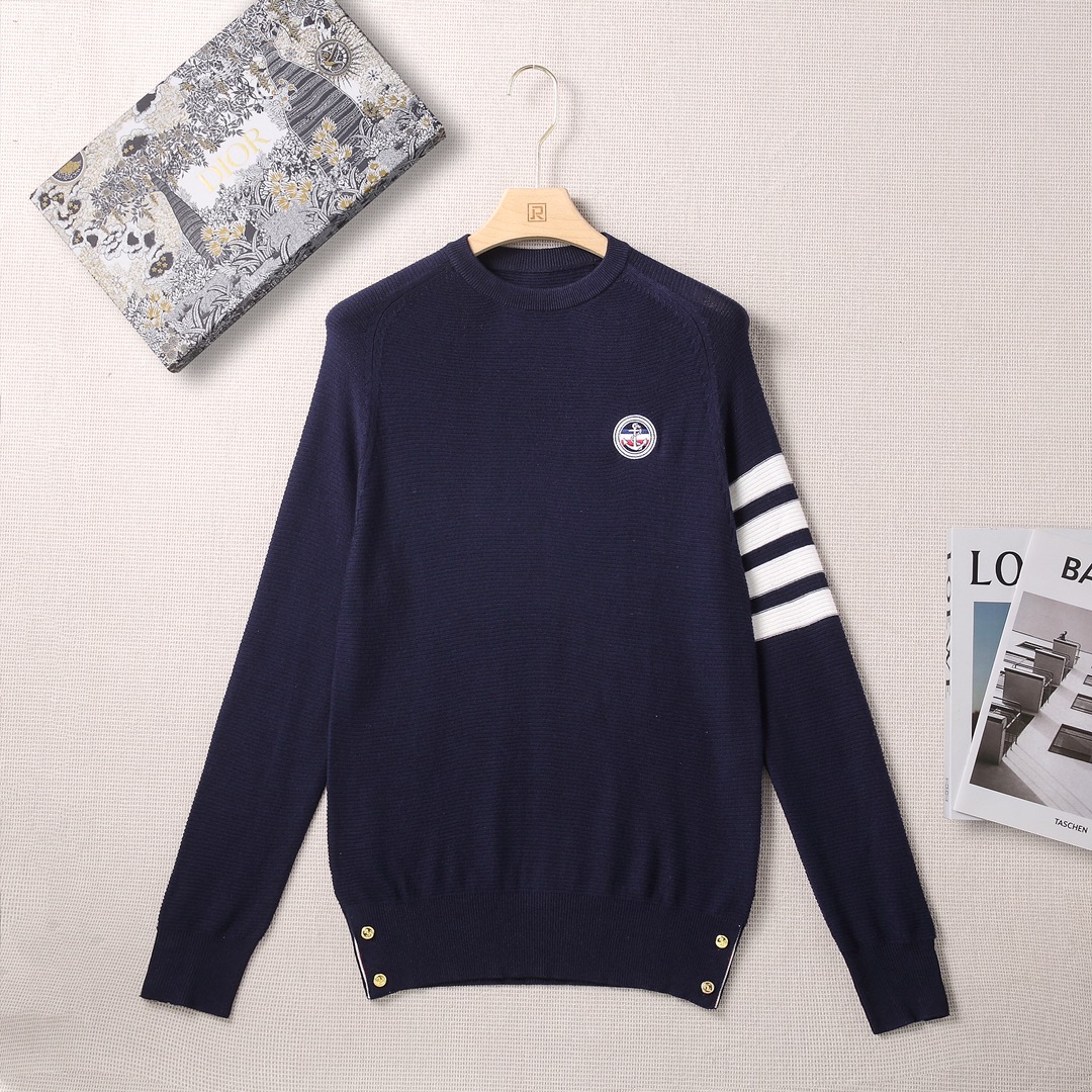 NO:626837,TB/Tom Brown autumn and winter fashion round-neck wool sweater. The pattern is combined with the custom-woven pattern of human body aesthetics, making it more comfortable and attractive to wear.  The fabric material is imported Australian merino pure wool yarn. The fabric woven with it is delicate, soft, considerate and comfortable. It not only has excellent warmth and moisture absorption function, but also has moderate stretch and tension, high density, soft and delicate, extraordinary suppleness and softness, thick and warm, self-evident comfort, skin-friendly and non-prickly, and the products made can better reflect the luxurious temperament.  Design points The overall design style is still based on TB aesthetic design, which is highly recognizable. The classic red, blue and white webbing elements are cleverly embellished at the opening and closing of the cuffs and hem on both sides. The electroplated gold buttons make the overall vision more advanced and full of luxury. The latest anchor embroidery pattern of the season is injected on the chest, which is a very stunning and fashionable detail. It is quite beautiful. The sleeves and arms are decorated with soul-style contrasting four-bar elements, which is a detailed design that strongly flaunts the brand identity!  The upper body effect is impeccable. It can support the entire appearance in the matching season. The upper body is full of temperament and gentleman feeling!  A great look for the transitional season, it looks great whether worn underneath or on its own, and is an indispensable item in your wardrobe!  Color: black and dark blue!  Sizes 0-4(S-XXL)!  Size 50, shoulder width 42.5, bust 100, sleeve length 61.5, dress length 66, same style for men and women, girls are recommended to choose size S/M!  ,,thom browne,sweaters,gold plating,alexander wang19860909TB/汤姆*布朗秋冬时装款圆领羊毛毛衣. 版型结合人体美学的定织版型,使穿着更具舒适性和观赏性. 面料材质甄选进口澳洲美丽诺纯羊毛纱织,用其织出的面料,细致、柔软、体贴、舒适.不仅具有极好的保暖吸湿功能,而且亦具有伸缩适度的张力,高密度且软糯细腻,超凡的柔顺度和柔肤性,厚实保暖,舒适度不言而喻,亲肤无扎刺感,制成的产品更能体现华贵的气质. 设计点通体的设计造型仍然以TB美学设计为基调,辨识度鲜明,经典的红蓝白织带元素,巧妙点缀于袖口及下摆双侧开合处,搭载的电镀金纽扣,让整体视觉变得更具高级,充满奢侈感,胸前注入当季最新船锚刺绣图案,非常惊艳且时髦的细节,颇具美感,袖臂饰有灵魂式撞色四杠元素,有力标榜品牌身份的细节设计！ 上身效果无可挑剔,在搭配季可以撑起整个颜值担当,上身满满的气质感和绅士感！过渡季造型佳品,无论内搭还是单穿都非常出彩,衣橱不可或缺的单品！ 颜色:黑色 深蓝两色！尺码0-4(S-XXL)！ 50码 肩宽42.5 胸围100 袖长61.5 衣长66 男女同款,女生建议选择S/M码！,,thom browne,sweaters,gold plating,alexander wang,Men's clothing