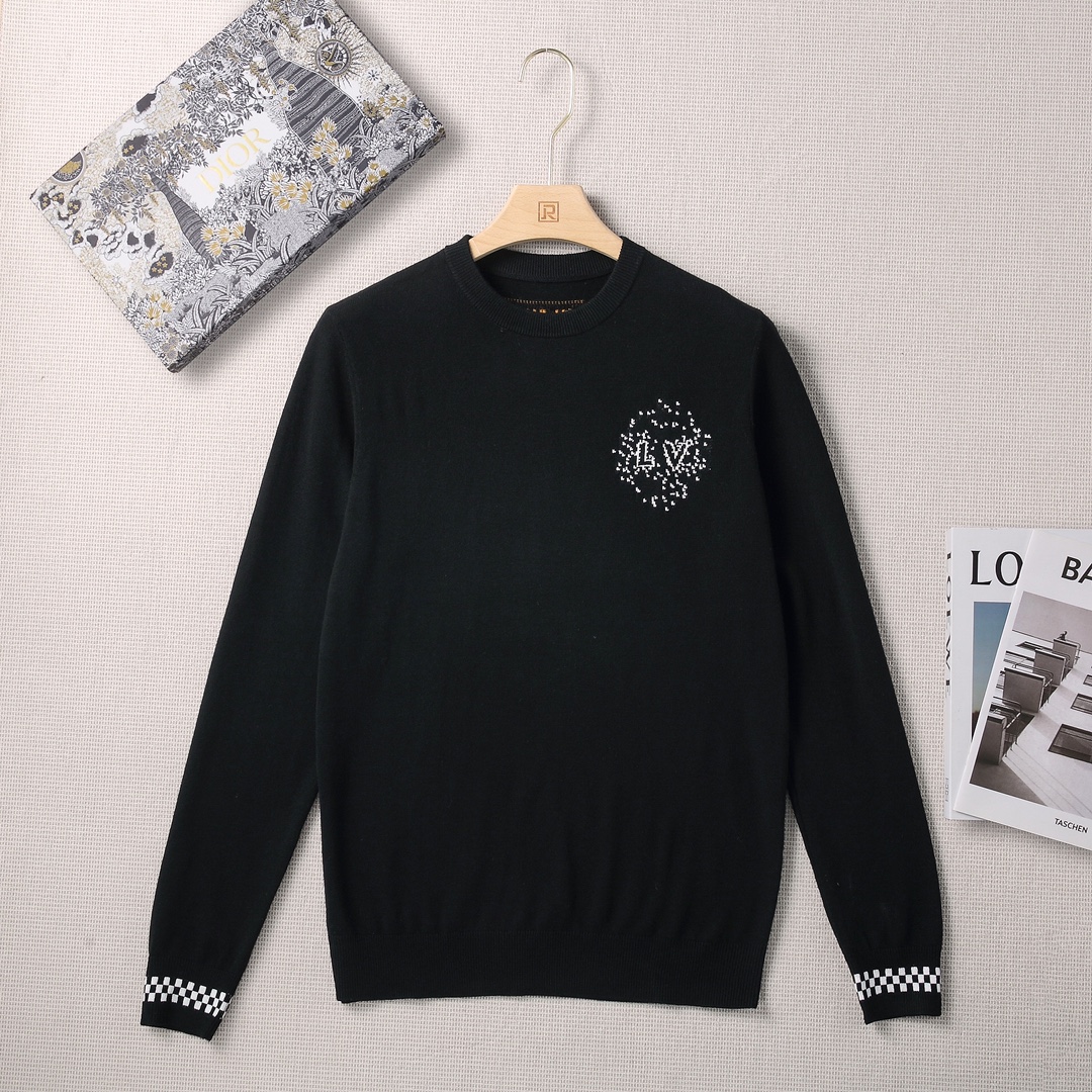 NO:626775,Lujia's autumn and winter fashion round-neck wool sweater. The pattern is combined with the custom-woven pattern of human body aesthetics, making it more comfortable and attractive to wear.  The fabric material is imported Australian merino pure wool yarn. The fabric woven with it is delicate, soft, considerate and comfortable. It not only has excellent warmth and moisture absorption function, but also has moderate stretch and tension, high density, soft and delicate, extraordinary suppleness and softness, thick and warm, self-evident comfort, skin-friendly and non-prickly, and the products made can better reflect the luxurious temperament.  Design point LV's latest element this season is crocheted with bright yarns, scattered L and V letters, gradually outlining the outline of the LV logo on the chest. The classic labeled MONOGRAM checkerboard element on the cuffs, as a decorative embellishment, enhances the fashion. The vision is quite elegant and fashionable, noble and elegant, and full of charm. From the main fabric to the detailed craftsmanship, everything shows the ingenuity of the fashion. The details are excellent, giving the whole a new meaning.  The color scheme is light and simple, both solemn and harmonious. The mix-and-match coefficient is extremely high, and the compatibility space is unlimited. It looks great whether worn alone or as an inner layer!  The upper body is full of luxury, which is in line with the urban elitist life philosophy!  Color: black and dark blue!  Sizes M-3XL!  Size 50, shoulder width 42.5, bust 100, sleeve length 61.5, dress length 66,,louis vuitton,louis vuitton,louis vuitton,sweaters,alexander wang19860909驴家秋冬时装款圆领羊毛毛衣. 版型结合人体美学的定织版型,使穿着更具舒适性和观赏性. 面料材质甄选进口澳洲美丽诺纯羊毛纱织,用其织出的面料,细致、柔软、体贴、舒适.不仅具有极好的保暖吸湿功能,而且亦具有伸缩适度的张力,高密度且软糯细腻,超凡的柔顺度和柔肤性,厚实保暖,舒适度不言而喻,亲肤无扎刺感,制成的产品更能体现华贵的气质. 设计点LV本季最新元素以鲜明纱线钩织零星散落的 L 字和 V 字,逐渐在胸前勾勒 LV 标识轮廓.袖口经典标签化的MONOGRAM棋盘格元素,作为修饰点缀,提升了时髦度,视觉相当雅致时髦,高贵而优雅,细品韵味十足,从主体面料到细节工艺,无一不彰显时装的匠心所在,细节方面非常出色,整体赋予了全新的意义. 配色轻熟简约,亦庄亦谐,混搭系数极高,兼容空间无限,无论单穿或者内搭都非常出彩！上身满满的奢贵感,符合都市精英主义生活哲学！ 颜色:黑色 深蓝两色！尺码M-3XL！ 50码 肩宽42.5 胸围100 袖长61.5 衣长66,,louis vuitton,louis vuitton,louis vuitton,sweaters,alexander wang,Men's clothing