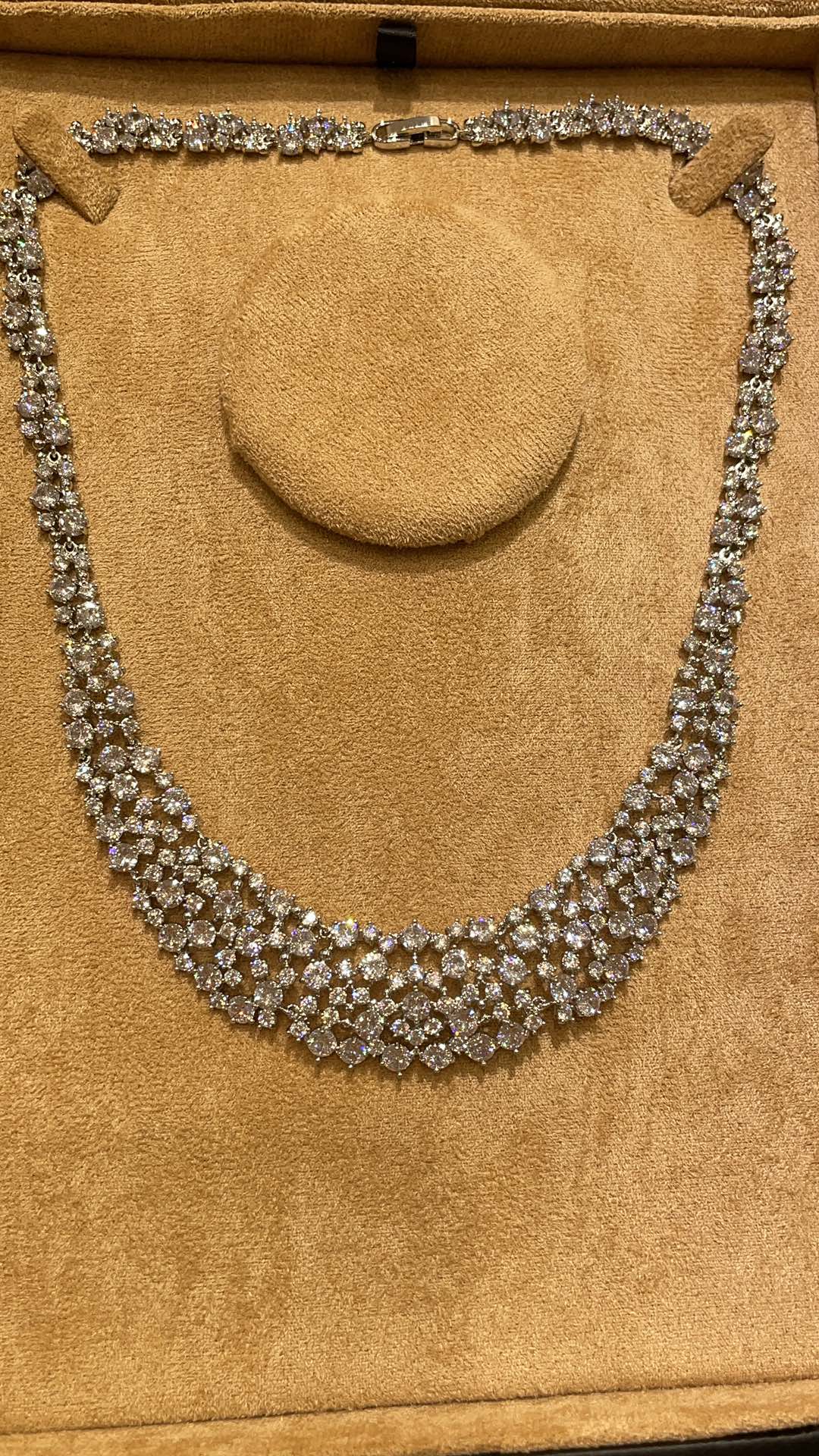 NO:635795,Advanced customization for the dinner wedding season. New wedding diamond necklace with a full sense of ceremony. The sparkling light fits the skin. The gentle white moonlight is instantly visible. It is like the dazzling stars. A must-have for weddings. Makes the beauty more dazzling. Material: Brass + zircon, necklace, Cartier high-end jewelry19860909晚宴婚礼季高级定制 新品仪式感满分婚礼钻石项链 闪耀光芒贴合着肌肤 温柔白月光即视感 像繁星点点的璀璨夺目 婚礼搭配必备 让美貌更加熠熠动人 材质黄铜材质+锆石,,necklace,卡迪亚高端饰品,Jewelry