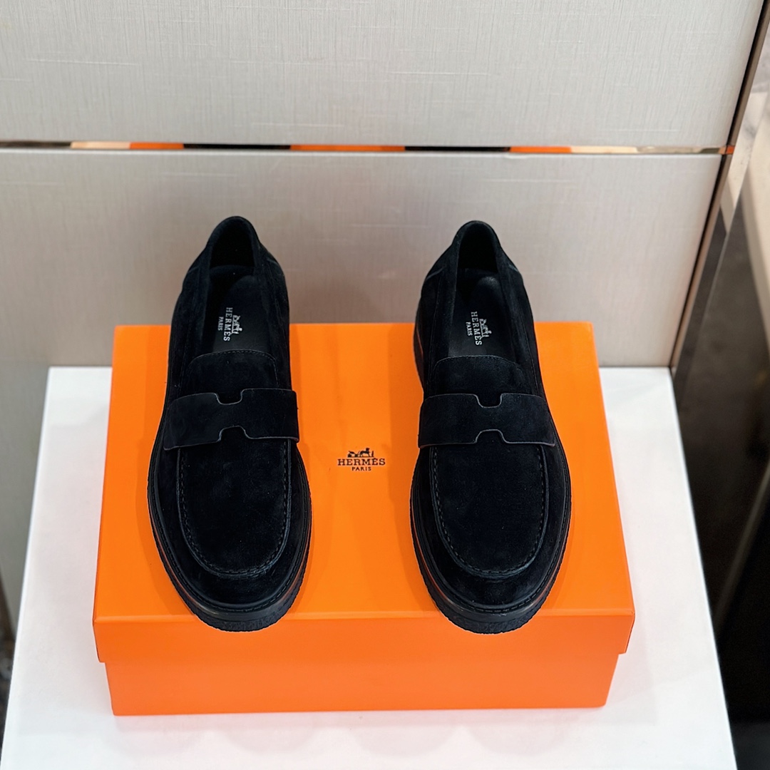 Los mocasines de piel de vaca Hermès Herme* Guillaume son zapatos casuales de piel de vaca con suelas entrepierna y el …