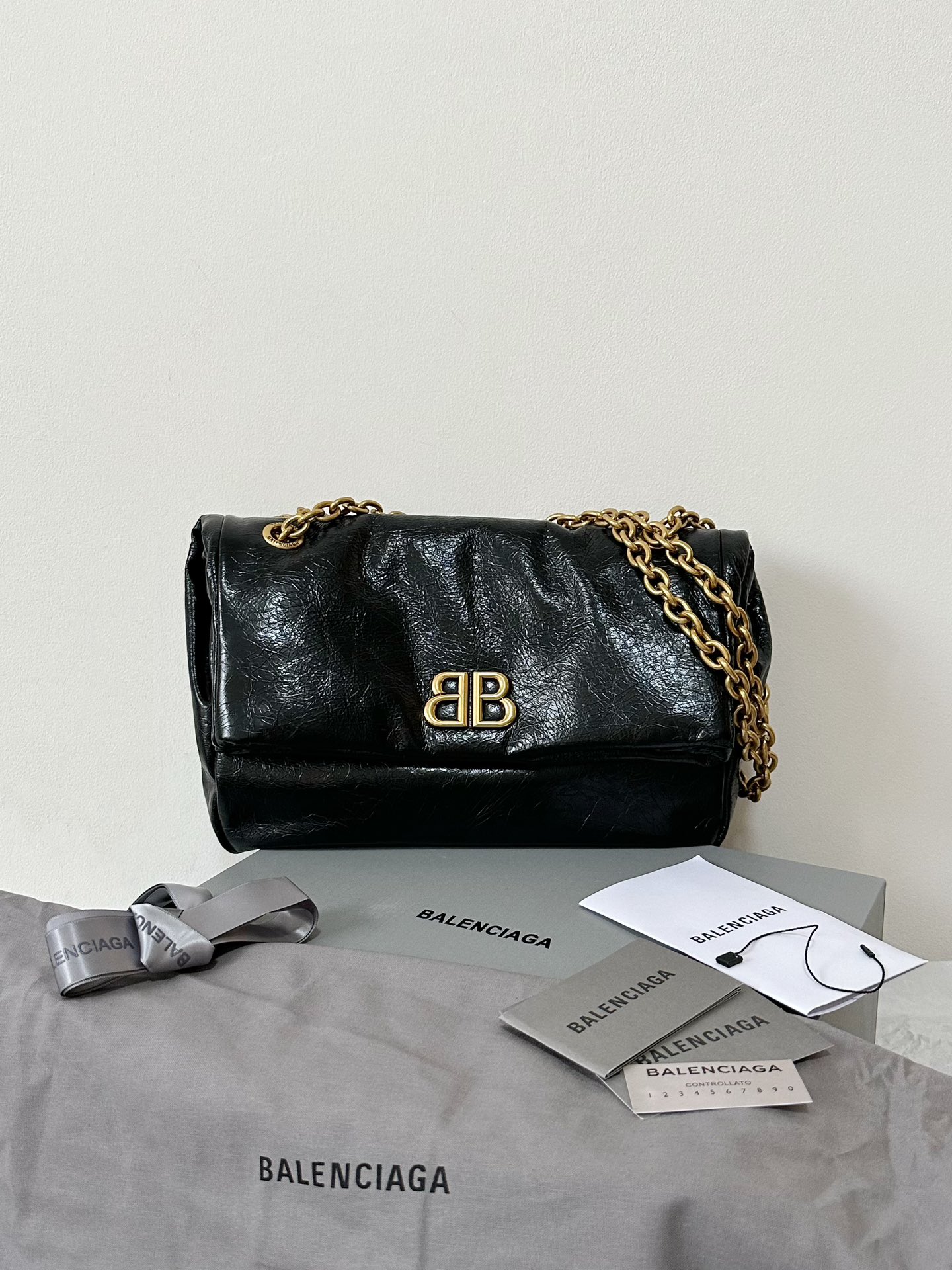 NO:198916,Genuine grade balenciaga monaco puffy black gold trumpets. Their home is really a hot manufacturing machine. I can only say that the double B elements are picked up and used again. With their usual oil wax skin, the minimalist cool family members do not understand it!  The whole bag is fluffy and soft, and the weight is light. Do you know how difficult it is to achieve these standards for a large chain bag with full leather. The simpler the bag looks, the more it requires the texture of hardware and leather. The poor quality will be much worse. Old customers know that our hardware is only opened by ourselves. Using full copper to open the mold, the cost is 2-3 times that of the market currency. Of course, leather is also the first choice for original leather. A good bag with soul needs good materials. Quality and similarity have always been my purpose. Small 28×18×10cm765966, Balenciaga, balenciaga19860909正品级 balenciaga monaco蓬蓬包黑金小号 他们家真的是爆款制造机,我只能说 双B元素又捡起来用了 配上他们家惯用的油蜡皮 极简的酷家人们懂不懂！ 整个包又蓬又软,而且自重还轻 你们知道一个全皮的链条大包能做到这些标准是多难 看起来越简单的包就越需要五金和皮料的质感 差一点的品质做出来的效果都会差很多 老客都知道我们家的五金只用自己开的 自己用全铜开模,成本是市场通货的2-3倍 皮料当然也是首选原厂皮 有灵魂的好包需要好料 品质和相似度一直是我的宗旨 小号28×18×10cm765966,巴黎世家,balenciaga,balenciaga,Bag