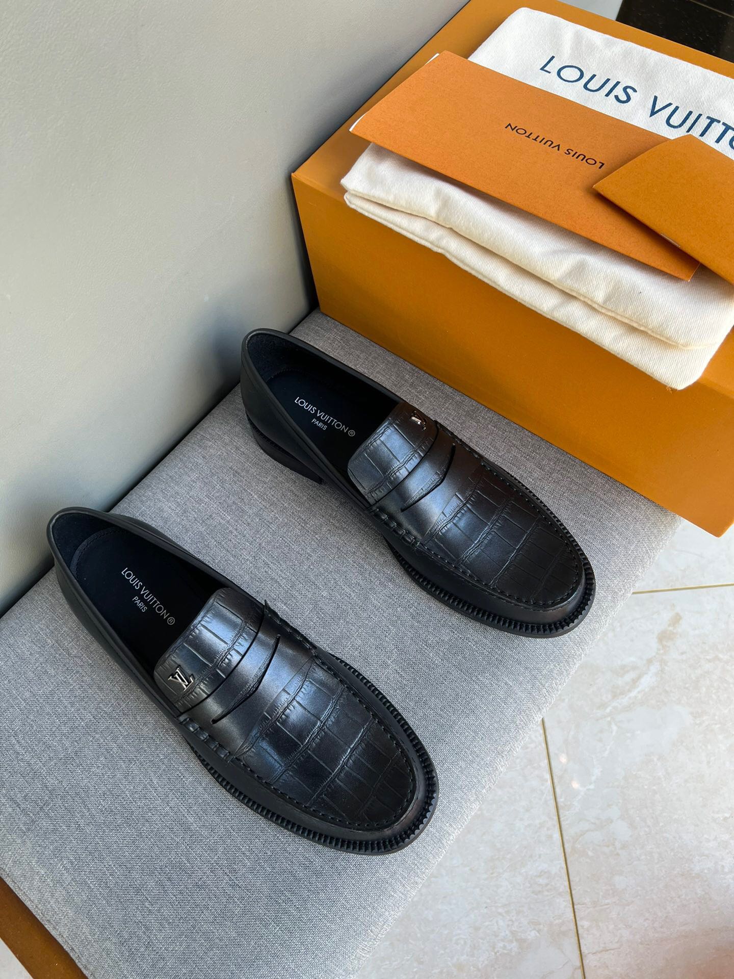 NO:216721,Brand LOUIS VUITTON original color matching Size 39-44 Custom made 38.45 Price Material Louis Vuitton new model Business leather shoes original quality Top version uses top layer cowhide design simple and elegant Goodyear exquisite hand-pulled wire to make the shoes more solid Original (injected leather outsole) stylish and comfortable, Louis Vuitton leather shoes, louis vuitton, louis vuitton, cowhide, Leather soles19860909品牌LOUIS VUITTON 颜色原版配色 码数39-44定做38.45 价格 材质路易威登新款 商务皮鞋原单品质 顶级版本采用头层牛皮设计简单大方不失优雅固特异精致手工拉线使鞋子更加牢固原版（注塑真皮大底）上脚 有型 舒适,路易威登 皮鞋,louis vuitton,louis vuitton,cowhide,Leather soles,Men's shoes