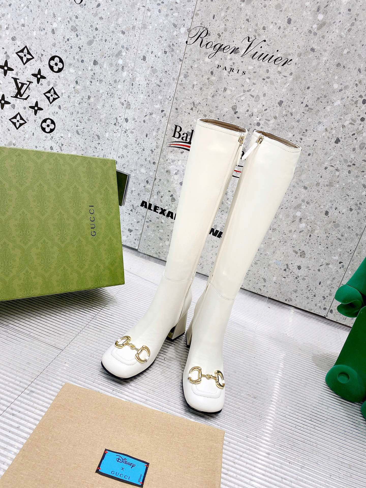 NO:467164,'Top Version' GUCC*I Gucci autumn new model [Horse Bit Zipper High Boots] Original mold opening is disassembled and created, all details and hardware are all in the same style as the mold opening is medieval, classic work, high-end and atmospheric... Original imported super soft calfskin, imported sheepskin inside, large sole Italian leather sole, heel height 7.5cm, packaging original full set of packaging, 35-40 (34.40.41 size customization, no return and exchange) Color black to white, boots, gucci, gucci, boots, cowhide, sheepskin, original packaging, code 35-40 (34.40.41 size customization, no return and exchange) Color black to white, boots, gucci, gucci, boots, cowhide, sheepskin19860909《顶级版本》 GUCC*I古驰秋季新款【马衔扣拉链高靴】 原版开模拆卸打造,所有细节五金全部对版开模中古风格,经典之作,高端大气上档次…… 面料原版进口超软小牛皮 内里进口羊皮 大底意大利真皮底 跟高7.5cm 包装原版全套包装 码数35-40（34.40.41码定制不退换） 颜色黑色～白色,靴子,gucci,gucci,boots,cowhide,sheepskin,Women's Shoes