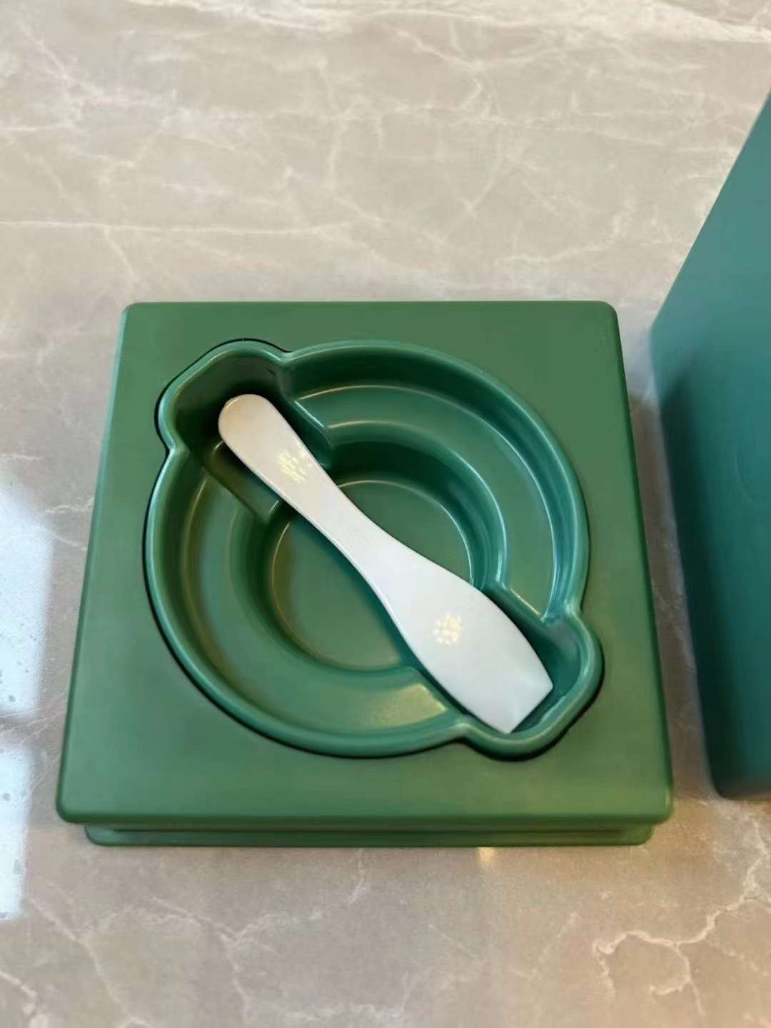 通/150💰
细节全对版，味道对香，明通市场认可版本✔️海蓝之谜神奇面霜明通版30ml！
