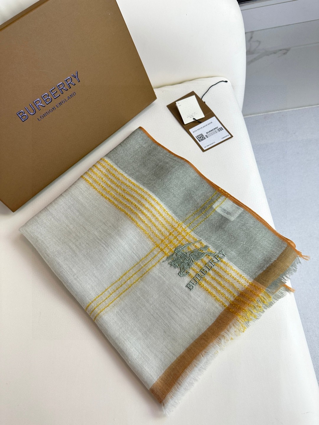 Burberry巴宝莉 格纹羊绒围巾