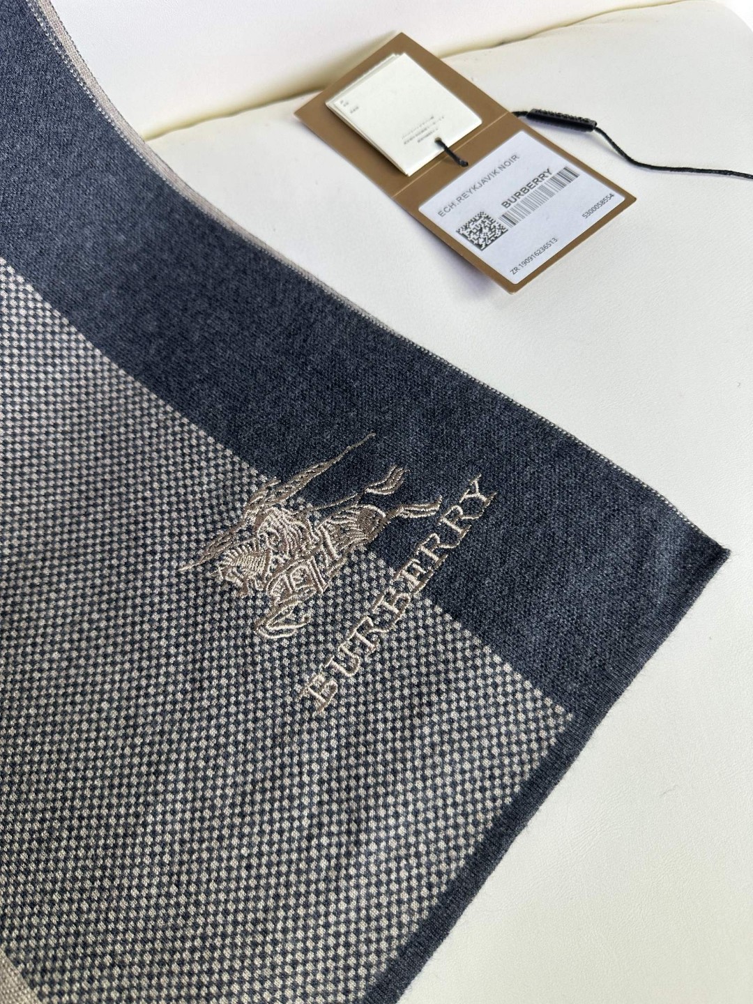 Burberry巴宝莉 经典战马格纹 高端男士围巾