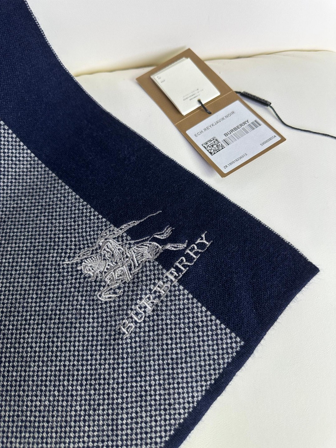 Burberry巴宝莉 经典战马格纹 高端男士围巾