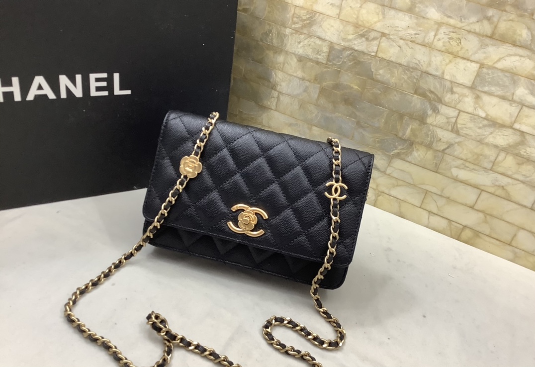 NO:176197,Spot Ohanel 23K Limited Edition Camellia Woc It has various classic elements black and white cowhide rotating buckle Camellia design retro metallic color CC with metal on the chain can hold two mobile phones practical and beautiful Size: 19*13*3.5cm, CHANEL, chanel, cowhide19860909现货 现货 Ohanel 23K 限量版 山茶花Woc 它拥有各种经典元素黑白色 牛皮 旋转扣 山茶花设计 复古金属色 链条上有金属的CC 可以装下两个手机实用又美观 尺寸:19*13*3.5cm,CHANEL,chanel,cowhide,Bag