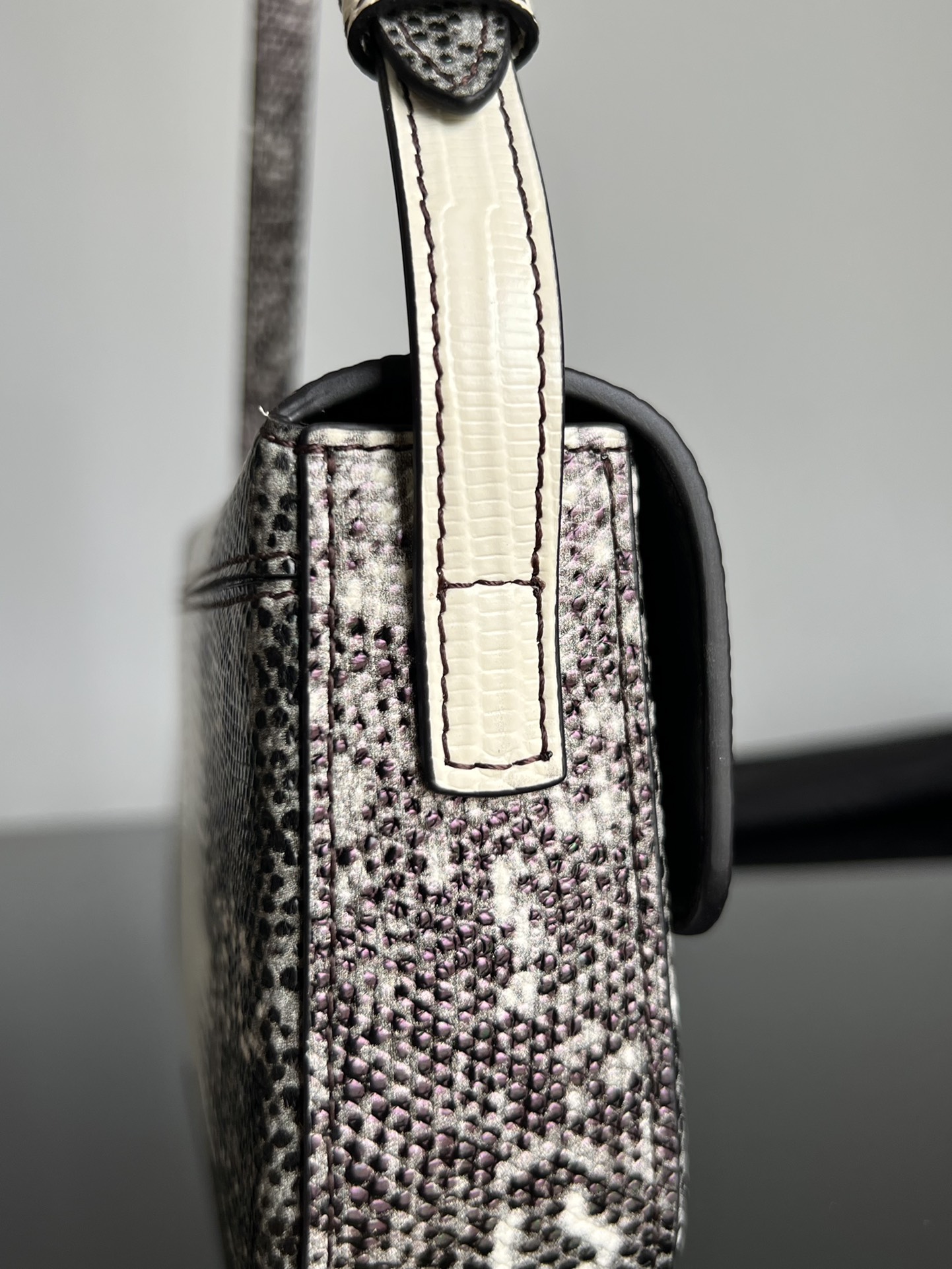 Detail control; high-end rare goods Celine Arc de Triomphe box armpit lizard pattern (imported cowhide pressed lizard pattern) with special grade
