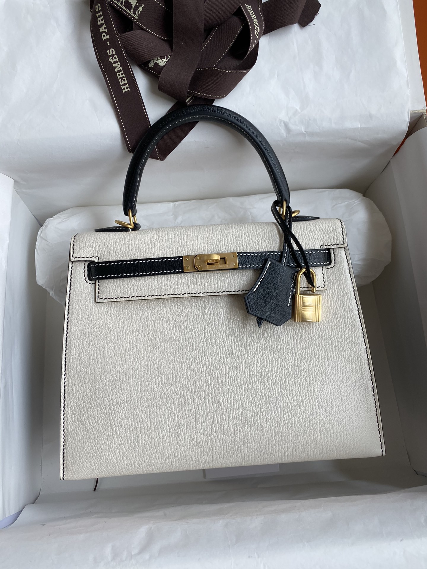 NO:699444,Hand-stitched Kelly 25cm imported goatskin, cream white and black, brushed gold buckle, Hermes, hermes, sheepskin, Hermes,19860909手缝Kelly 25cm 进口山羊皮 奶油白拼黑色 拉丝金扣,爱马仕,hermes,sheepskin,Hermes,,Bag