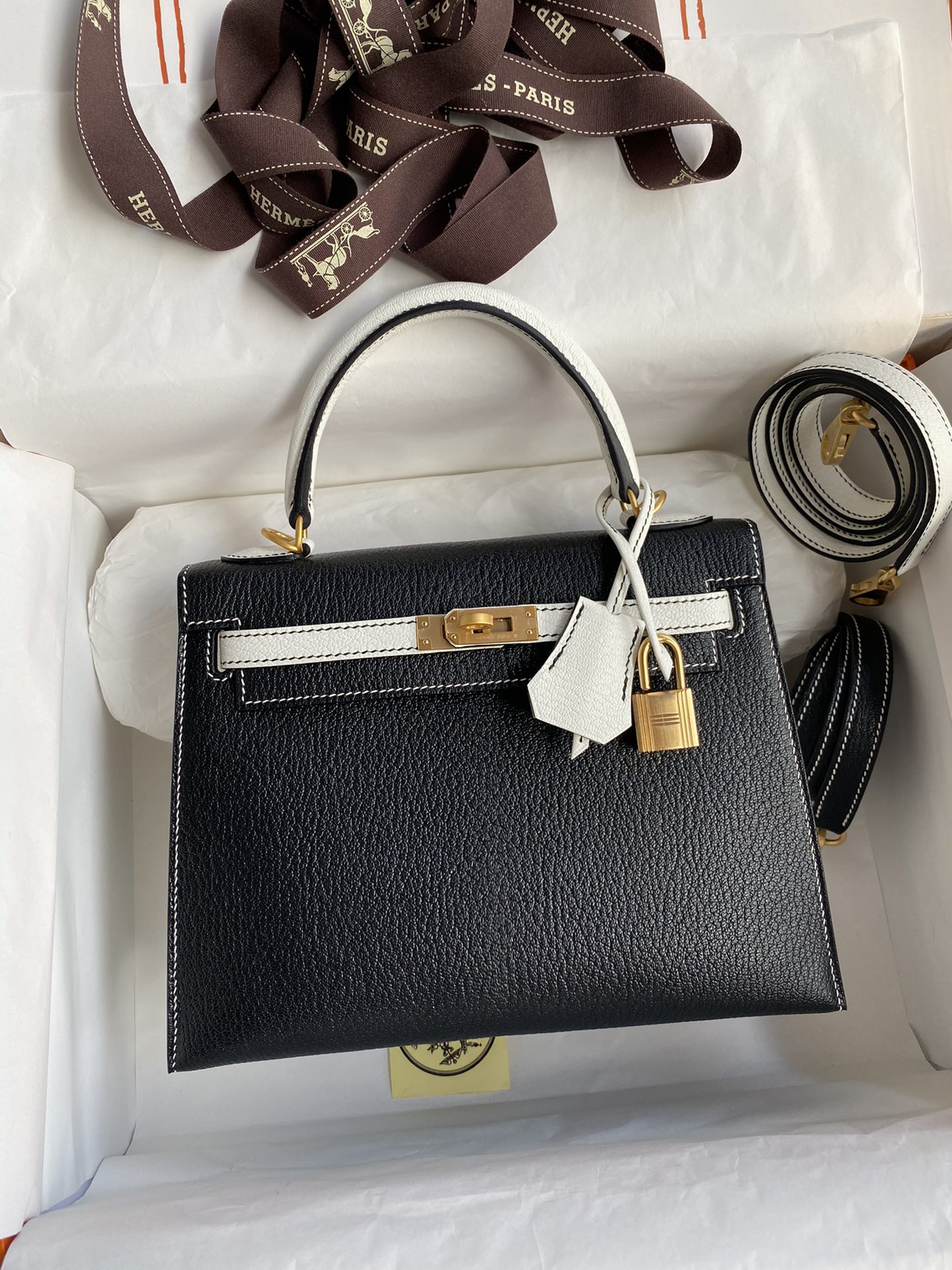 NO:699445,Hand-stitched Kelly 25cm imported goatskin black with pure white brushed gold buckle, Hermes, hermes, sheepskin, Hermes,19860909手缝Kelly 25cm 进口山羊皮 黑色拼纯白 拉丝金扣,爱马仕,hermes,sheepskin,Hermes,,Bag