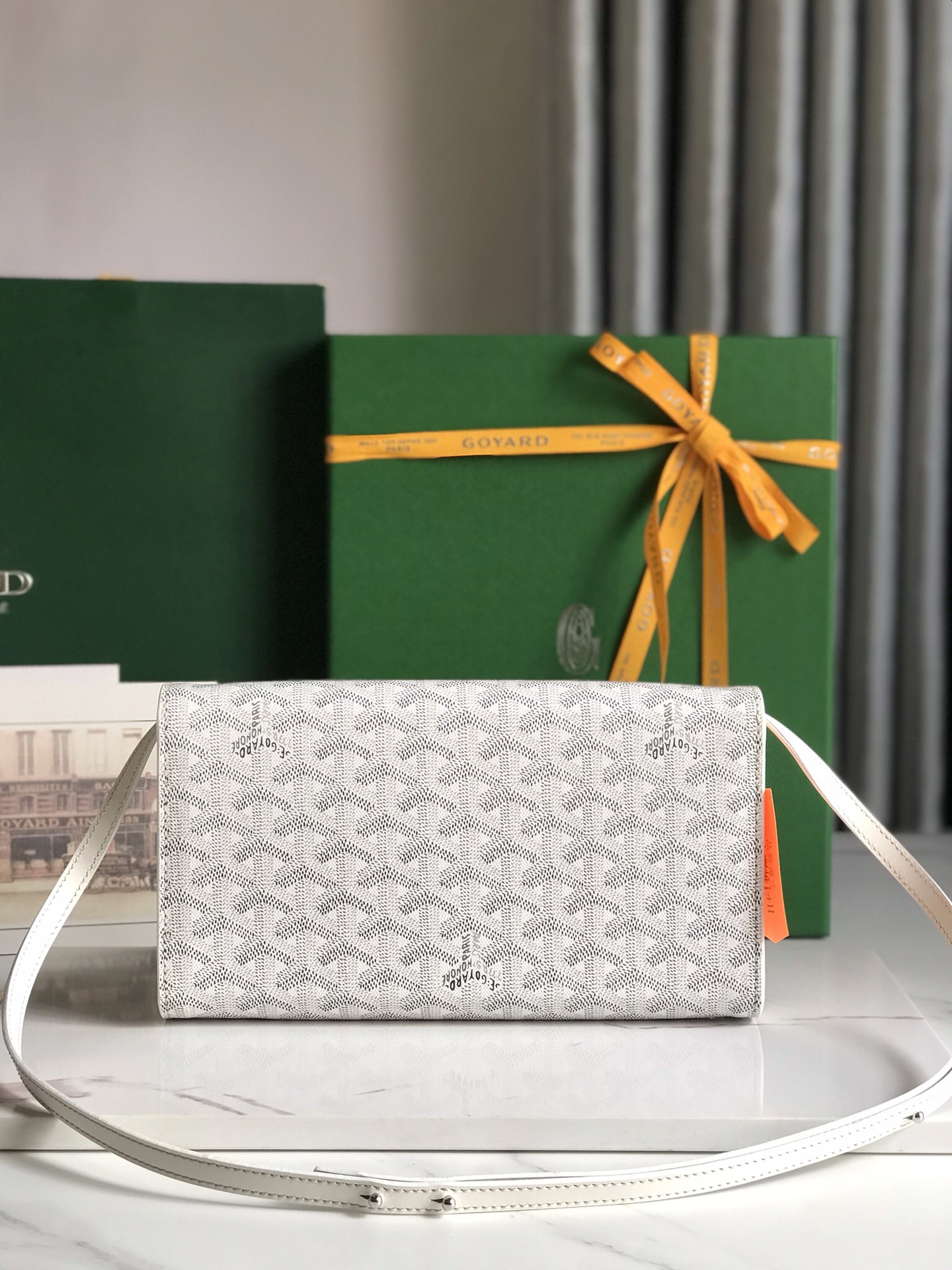 Goyard Monte-Carlo Clutch: Elegant Handbag with Detachable Strap 3 i1697364999 4817 2