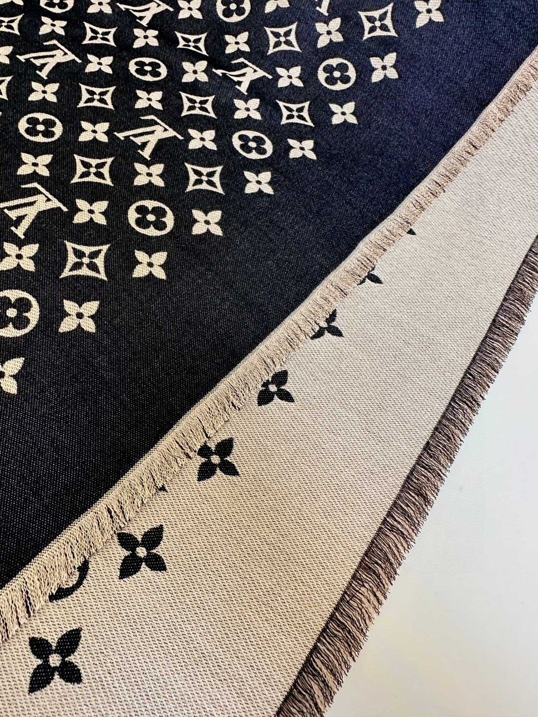 LV 经典老花长巾