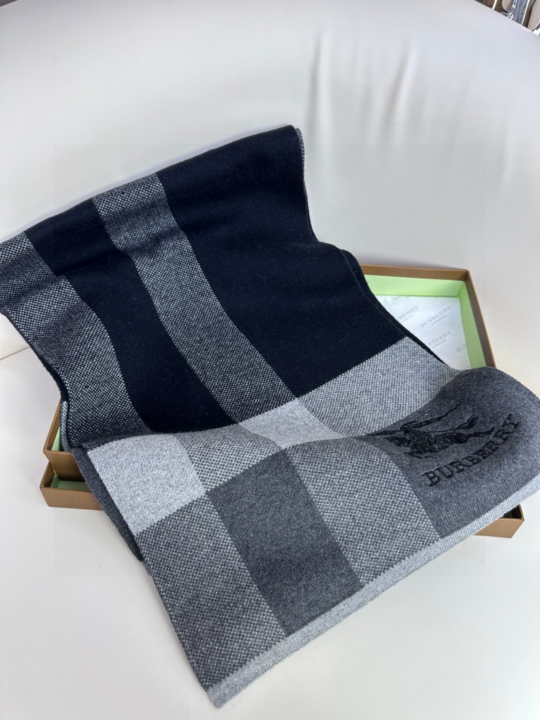 Burberry巴宝莉 经典战马格纹 针织羊绒围巾