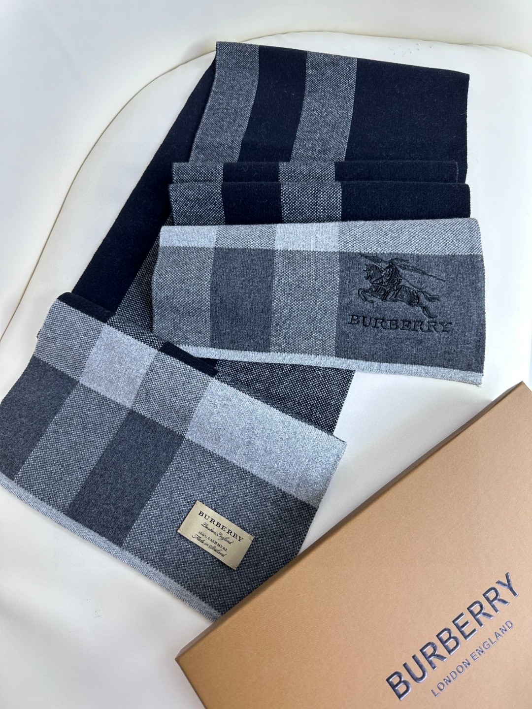 Burberry巴宝莉 经典战马格纹 针织羊绒围巾
