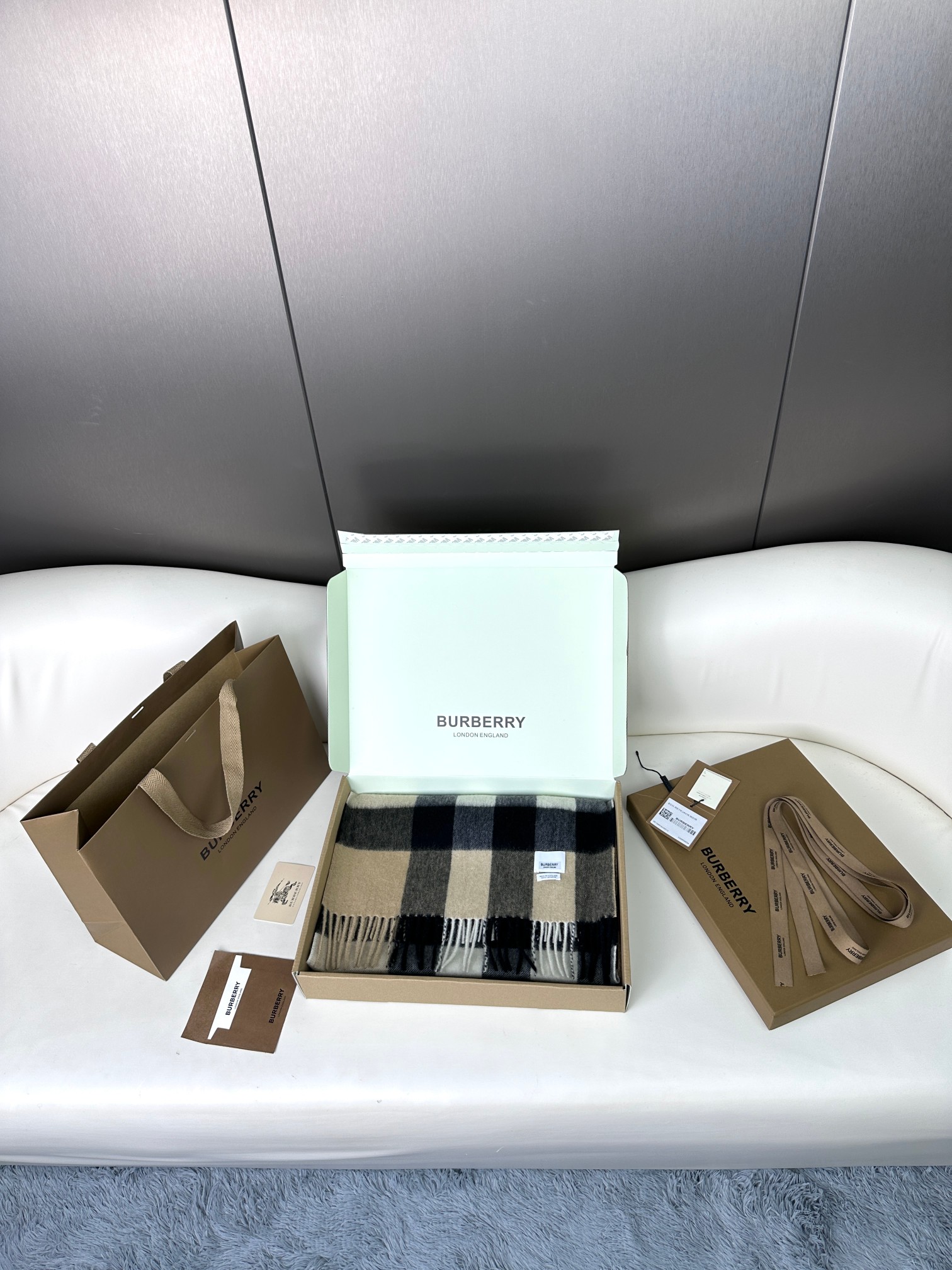 Burberry巴宝莉 经典羊绒格子围巾