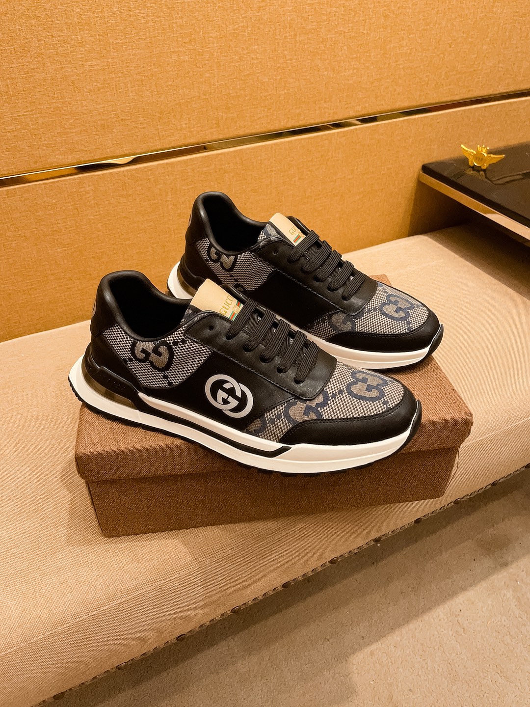 NO:690368,[Gucci] The latest masterpiece of the high-end men's shoe brand official website 11, the upper is made of Italian imported first-layer cowhide with a comfortable and breathable lining and original non-slip and wear-resistant outsole, making walking more convenient and comfortable!  Exclusive new model, stunning work, Midea 11 replica [color] compared with official quality!  Create a fashionable personality to set off your uniqueness!  A must-have for trendy men! Classic sizes: 38-44 Colors 2 colors available.,,cowhide19860909【 古奇】 男鞋高端品牌 官网11最新力作鞋面采用意大利进口头层牛皮搭配舒适透气内里原版防滑耐磨大底制作,让行走更加便捷舒适！独家新款,惊世之作,与官方的质量相比美的11复刻[色]！打造时尚个性衬托你的与众不同！潮男必备!经典尺码:38-44 颜色 2 色可选.,,cowhide,Men's shoes