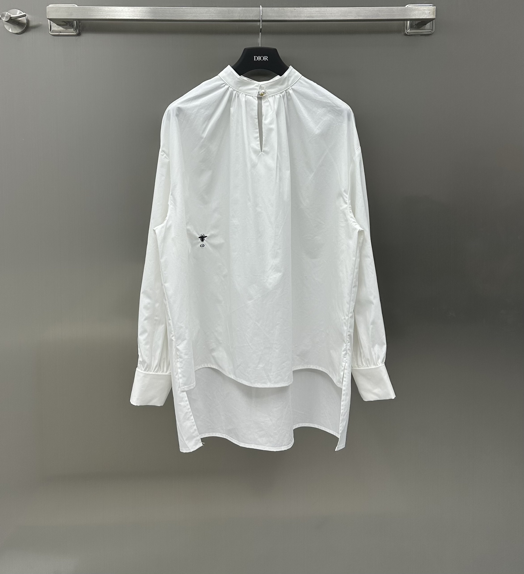 NO:696739,Dio* new arrival solid color logo embroidered shirt, custom made of YB density pure cotton, simple and comfortable, very wide and stylish, round neck solid color with classic logo embroidery, versatile and fashionable, you can’t go wrong when wearing it alone Customized CD pearl placket adjustment decoration, the seemingly simple design is elegant, a closer look shows the tailoring design with detailed layered tailoring, simple but not simple, dropped shoulder tailoring, loose straight version, not picky, precise length, makes the shirt diversified.  Recommended versatile items, elegant upper body, high version in 2 colors, dior, shirts,19860909Dio* 新品上架纯色Logo刺绣衬衫定制YB密度纯棉材质 简约舒适 版型挺阔有型 圆领纯色搭配经典logo刺绣 百搭又时髦 单穿内搭都不会出错 定制CD珍珠襟扣调节装饰 看似简约的设计落落大方 近看剪裁设计又有细节上的层次剪裁 简约而不简单 落肩剪裁 宽松直筒版型 不挑人 精准长度 让衬衣穿搭多元化 推荐入的百搭单品 上身优雅气质 高版本2色,,dior,shirts,,Women's clothing