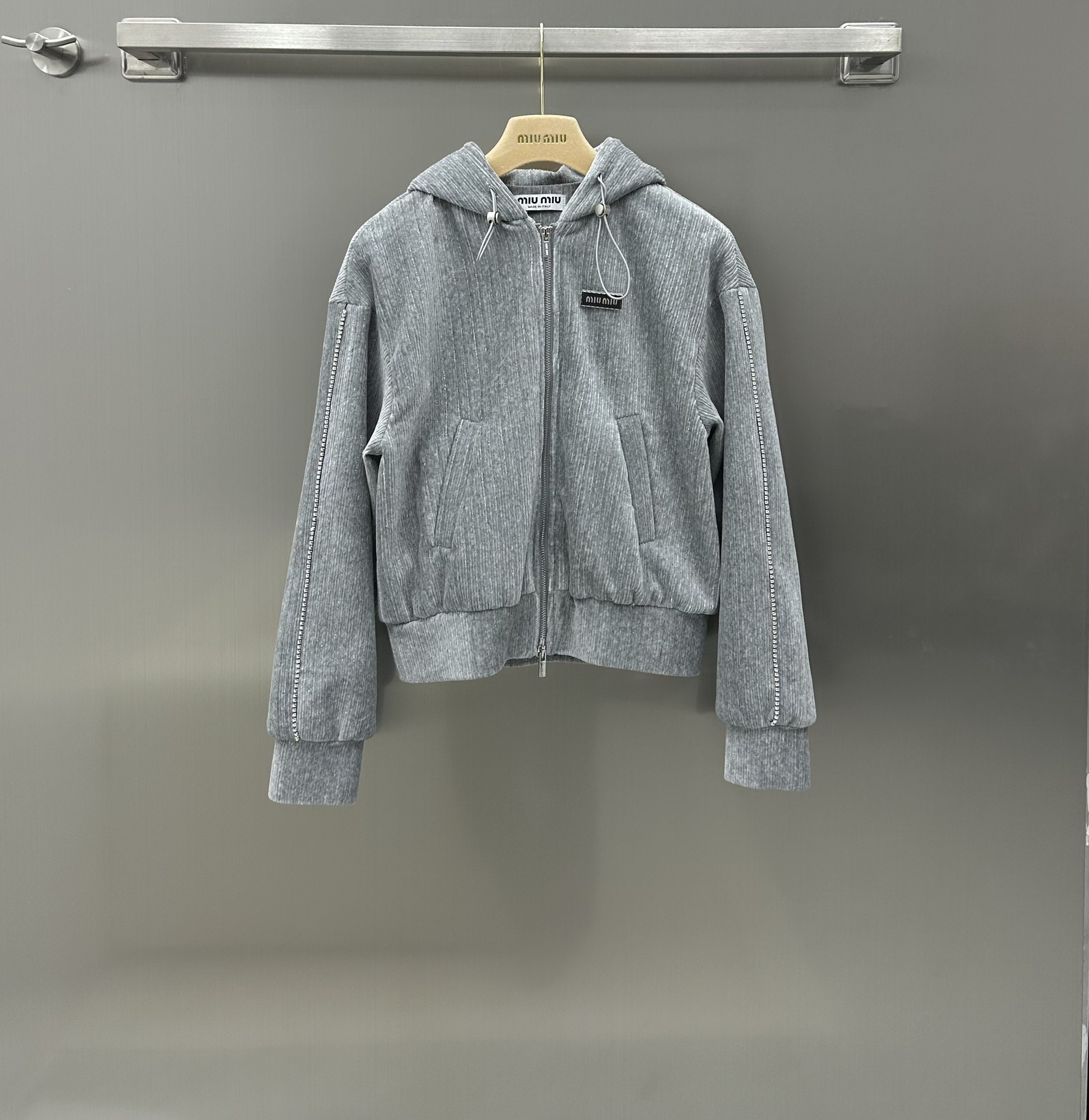 NO:696746,Miumi* new arrival, hooded casual skirt set, custom-made YB imported material, decorated with letter metal plaques, perfect appearance, short hooded slim zipper jacket, body-modifying upper body, warm and stylish, matched with the same series of mid-length skirts, complete upper body, stylish and full of aura, wide yet soft material, fashionable diamond-encrusted bundles decorate the whole, very suitable for autumn and winter wear, high-end and fashionable, perfectly restored appearance  Its details and accessories can be fully reflected, allowing you to wear with peace of mind. High version 2 colors, miumiu, skirts, jackets & coats, hats,19860909Miumi* 新品上架连帽休闲半裙套装定制YB进口材质 饰以字母金属牌装饰 品相十足 短款连帽修身拉链外套 上身修饰体型 保暖洋气 搭配同系列中长半裙 成套上身 洋气爆表 气场十足 挺阔又不失柔软度的材质 洋气时髦的镶钻捆条装饰整体 超适合秋冬穿搭 高级而时髦 完美还原品相 其细节面辅料就可充分体现 让你安心穿搭  高版本2色,,miumiu,skirts,jackets & coats,hats,,Women's clothing