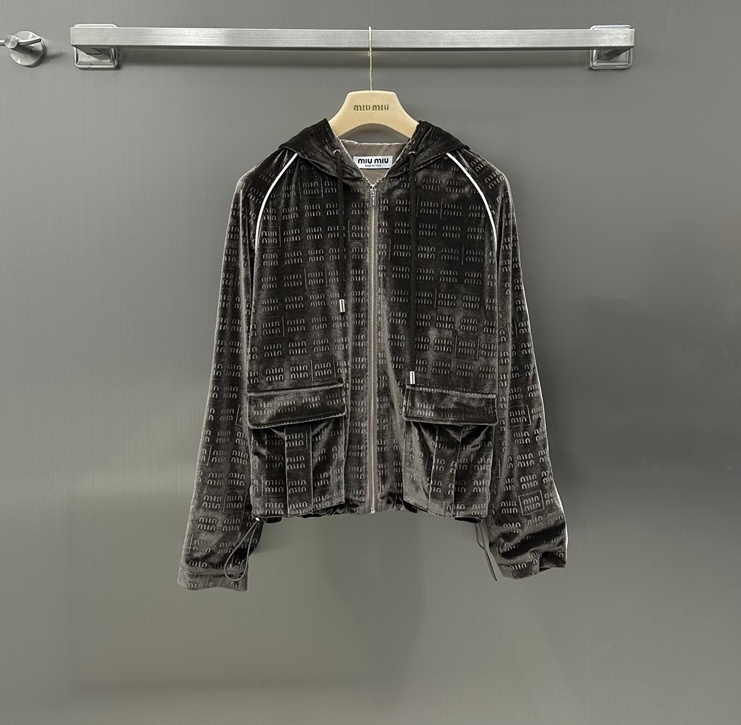 NO:696743,Miumi* new arrival velvet embossed suit, customized YB imported velvet material, decorated with burnt letter pattern, perfectly restores the appearance, different from the cheap feeling of ordinary velvet material, hooded zipper jacket hem drawstring design, loose straight wide-leg work trousers, high-end lazy, casual style, velvet material suit is a must-have for early autumn, zipper cardigan design with drawstring hem, can be worn in a variety of styles to meet different styles, bottom work pockets, wide-leg trousers, comfortable temperament  A set that has a 100% chance of turning heads when you go out on the street. Light brown high-end whitening. A very niche color. Black mysterious temperament. Versatile and not picky. The design and style are classics of everyday evergreen. Not easy to go out of style. Those who want to be fashionable and comfortable can buy it with closed eyes. High version 2 colors, miumiu, jackets & coats, hats,19860909Miumi* 新品上架丝绒压花套装定制YB进口丝绒材质 工艺烧花字母图案装饰 完美还原品相 区别于普通丝绒材质的廉价感 连帽拉链外套下摆抽绳设计宽松直筒阔腿工装长裤 高级慵懒 随意风拿捏住 丝绒材质套装早秋必备 拉链开衫设计搭配抽绳下摆 穿搭可多样性 满足不同风格 下装工装口袋阔腿长裤 舒适气质 一套出街回头率百分百 浅棕色高级显白 非常小众的颜色 黑色神秘气质 百搭不挑人 设计与款式都是日常万年青的经典 不易过时 想要洋气又具备舒适性的可以闭眼入手 高版本2色,,miumiu,jackets & coats,hats,,Women's clothing