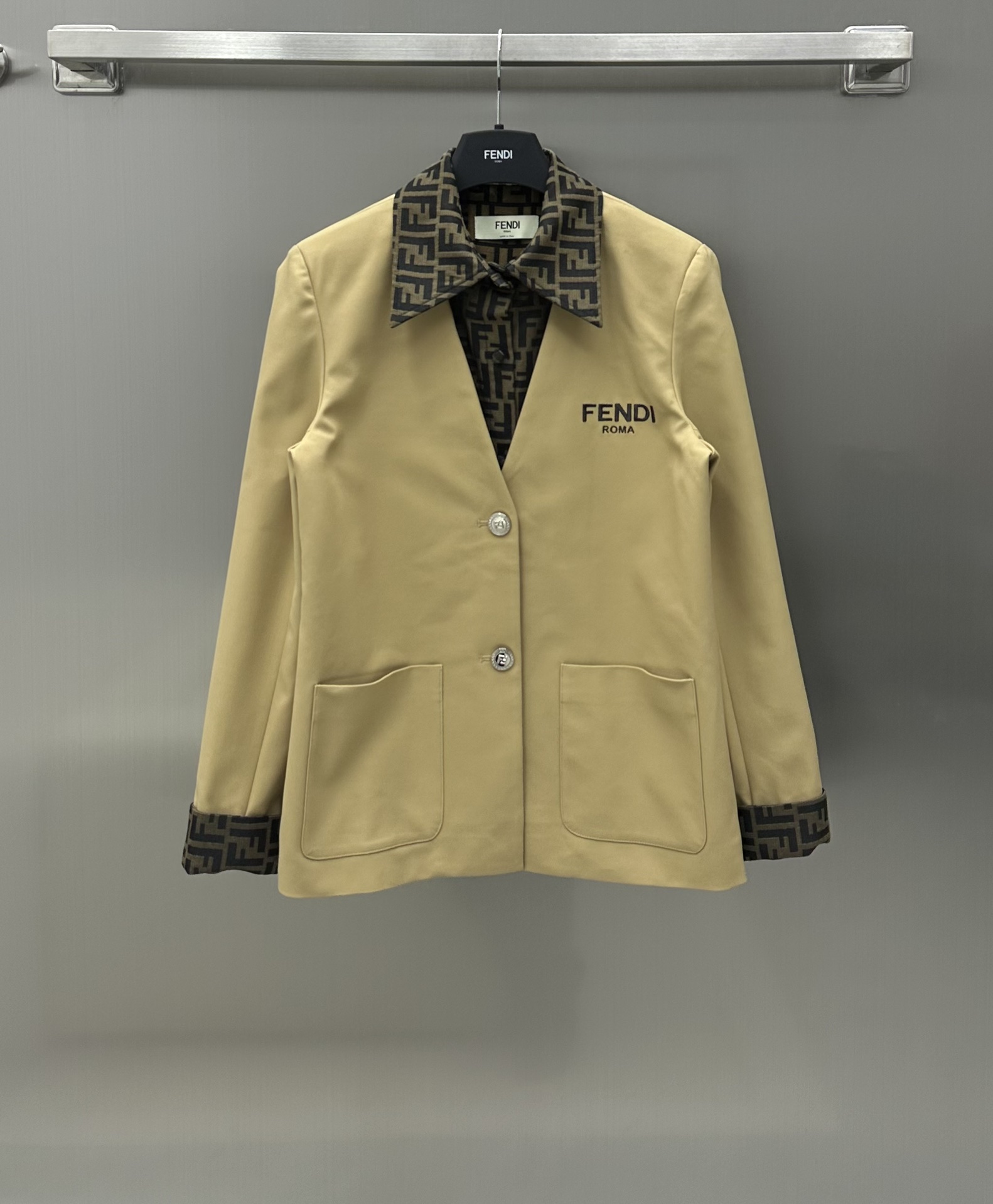 NO:696741,Fend* New arrival, fake two-piece suit jacket made of custom YB imported material. Outer suit jacket with lapels and FF presbyopic lining. Double-layer splicing design. Unique personality. Highlights the brand tone. It is also a style that coexists leisure and temperament. Fake two-piece spliced presbyopic suit jacket and double-layer spliced cuffs. Contrasting color matching shows fashionable design. The embroidered letter pattern on the chest echoes. Coordinated and western style. High practicality. Highly tolerant to the body. Loose and casual style. Can be switched at will. Short design looks tall and fashionable.  It is also friendly to small people. Khaki and black are colors that can be matched casually. It is also a must-have color for autumn and winter. High version 2 colors, fendi, jackets & coats, business suit,19860909Fend* 新品上架假两件西装外套定制YB进口材质 外层西装外套搭配翻领FF老花内里 双层拼接设计 独特个性 凸显品牌调性 又是休闲与气质并存的一款 拼接老花假两件和双层拼接袖口 撞色搭配展显时髦设计 胸口刺绣字母图案呼应 协调洋气 实穿性高 对身材包容性强 宽松休闲风 可根据需求随意切换 短款设计显高时髦 对小个子也很友好 卡其色和黑色随意搭配都不会出错的颜色 也是秋冬必备色 高版本2色,,fendi,jackets & coats,business suit,,Women's clothing