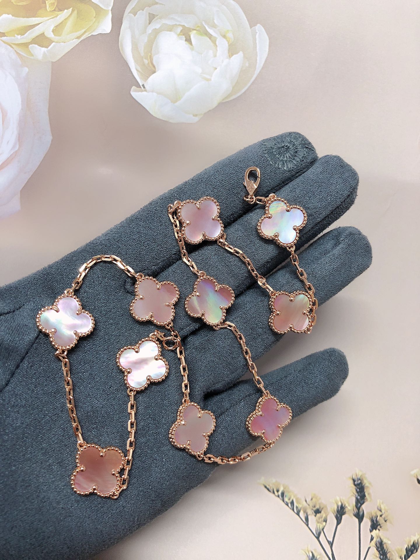 NO:634732,New VCA four-leaf clover pink fritillary 10-flower necklace, buy all and develop it, any comparison, thick gold plating, steel stamping, necklace, Cartier high-end jewelry19860909新款VCA四叶草 粉贝母10花项链 全都购z开发 任意对比 电镀厚金 钢印字印齐,,necklace,卡迪亚高端饰品,Jewelry