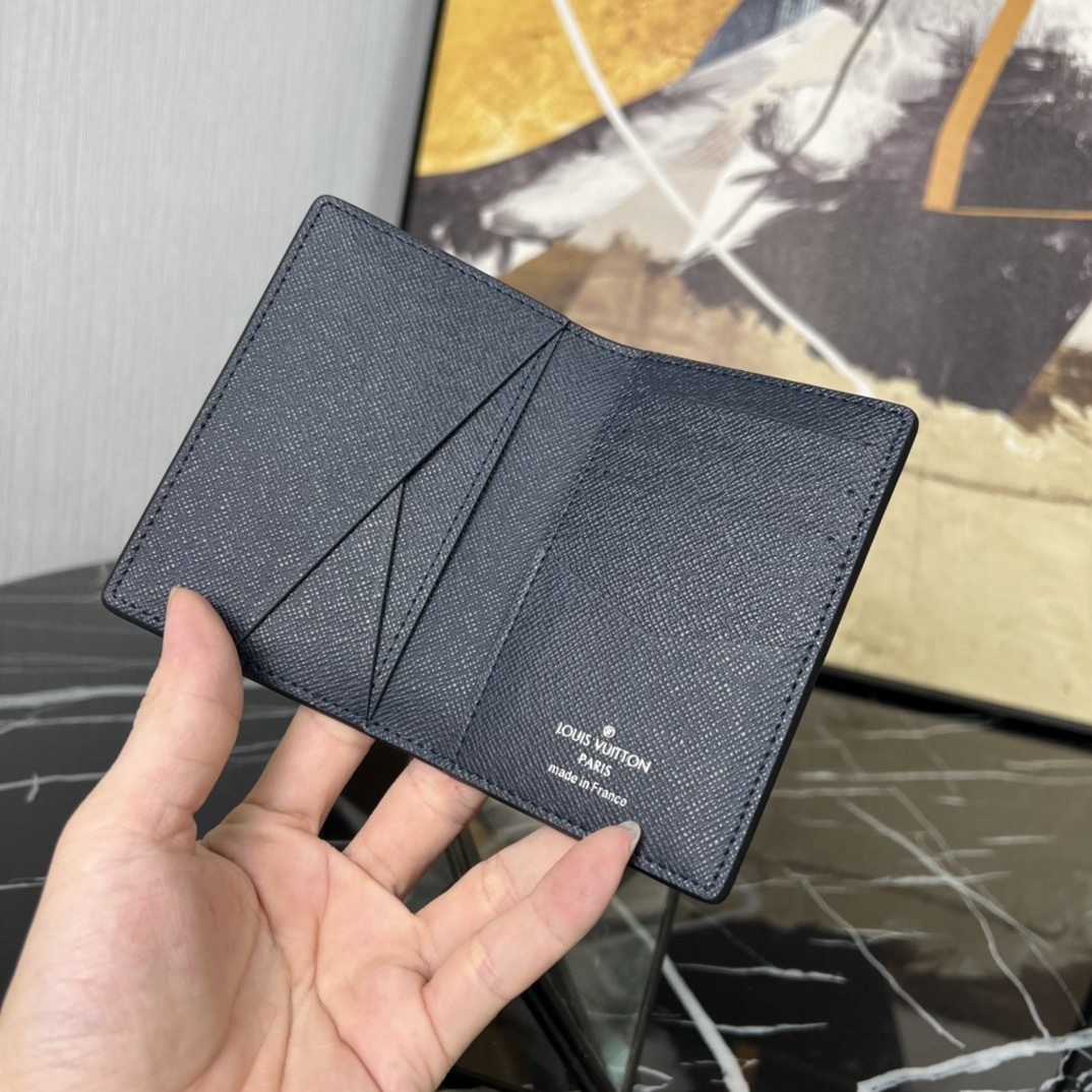  💕 顶级原单 M30985 深蓝 全皮卡包钱包系列 口袋钱夹 本款口袋钱夹依托精湛镶嵌细工，将 V 字