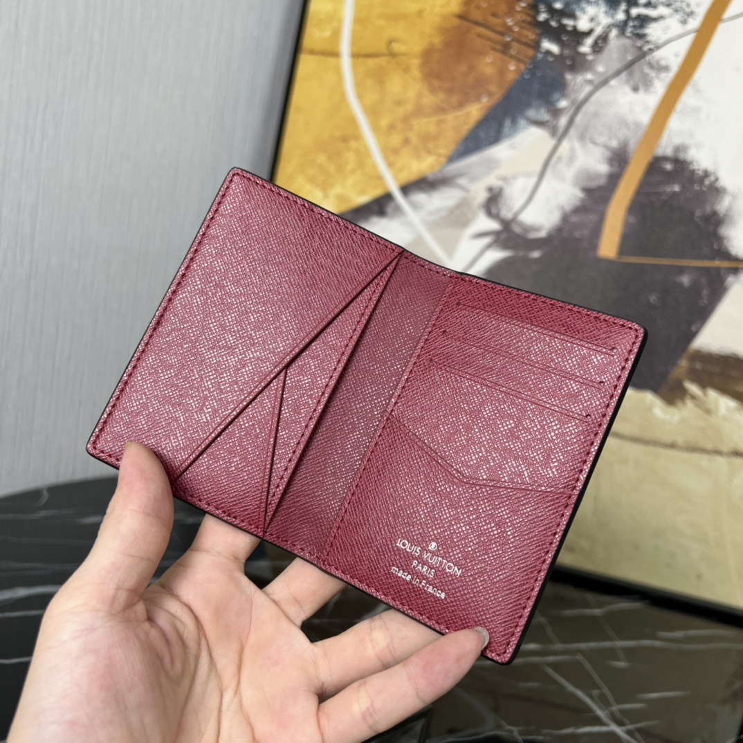  💕 顶级原单 M30985 枣红全皮卡包钱包系列 口袋钱夹 本款口袋钱夹依托精湛镶嵌细工，将 V 字图