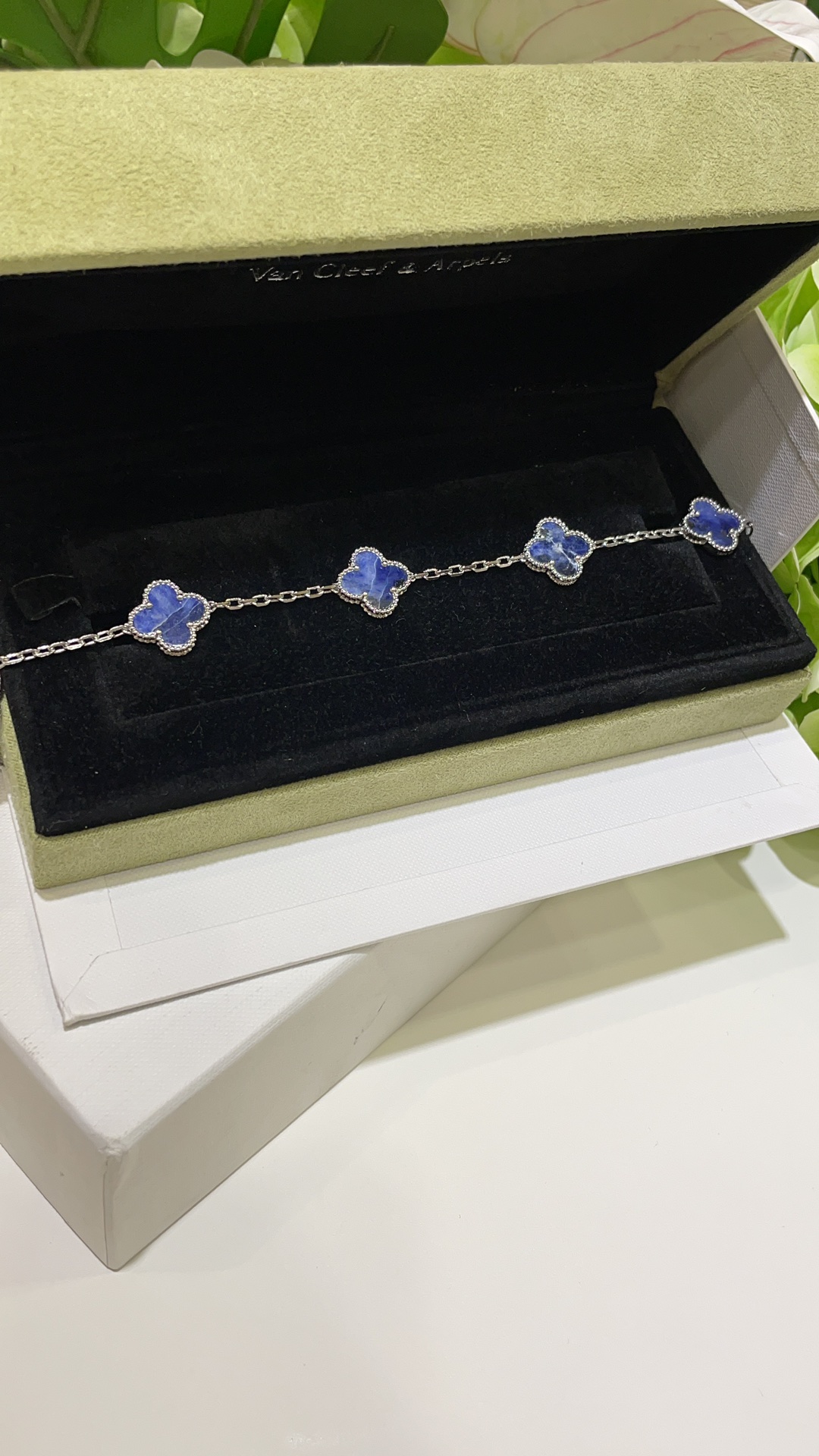 NO:634876,88380. Peterite arrived today & limited Peterite blue four-leaf clover white gold five-flower bracelet. The color of white gold1986090988380.今日到货彼得石  & 限定彼得石蓝色四叶草白金色五花手链 白金色X彼得石的配色 像猫眼星空 非常高级显贵 各种年龄都驾驭 戴上就舍不得摘下来的宝 买到赚到 实拍银材质+天然石 cnc珠宝工艺精工版本 带vca免费包装 需要专贵全套包装另加30,,bracelet,卡迪亚高端饰品,Jewelry