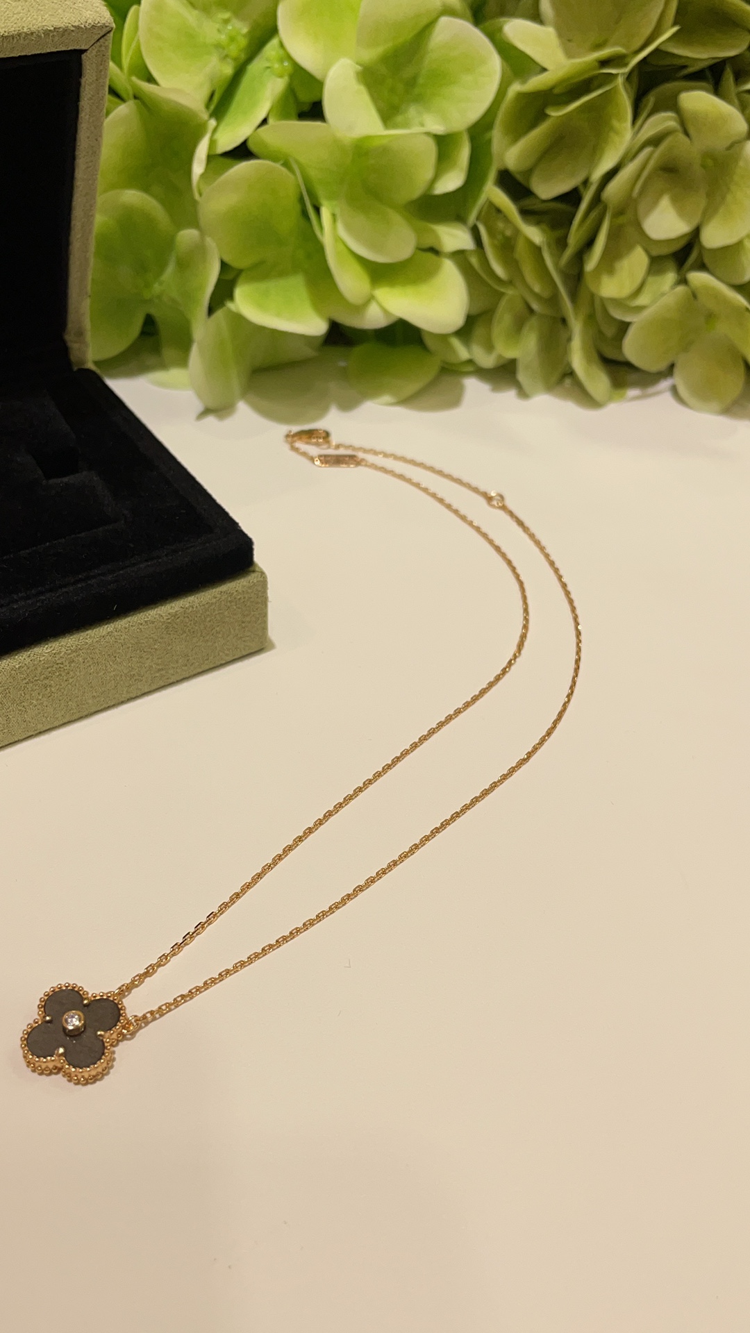 NO:669726,VCA limited edition silver obsidian gray four-leaf clover necklace with diamonds & annual Christmas limited edition focus, VIP must buy. The gray luster of silver obsidian is particularly moving under the light. The highly anticipated unique beauty of natural stone. 925 sterling silver thick plated real gold natural stone. Jewelry craft. Ready stock with ordinary box. Picture counter box plus 40, necklace, pure silver, Cardia high-end jewelry.19860909VCA限量银曜石灰色带钻四叶草项链  & 每年的圣诞限量焦点,vip必买 银曜石的灰色光泽在光线下尤为动人 万众期待天然石头独一无二的美丽 925纯银厚镀真金天然石 珠宝工艺 现货带普通盒 图片专柜盒另加40,,necklace,pure silver,卡迪亚高端饰品,Jewelry