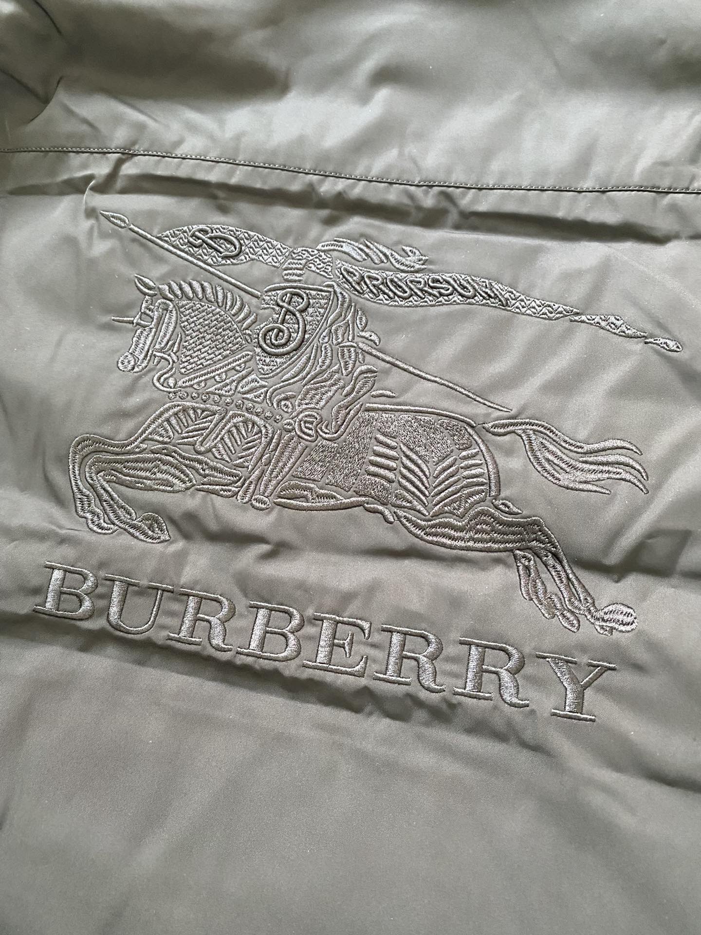 MLBurberry巴宝莉2024秋冬新款男士连帽羽绒服外贸公司订单简约休闲时尚羽绒服定制聚脂纤维面料舒