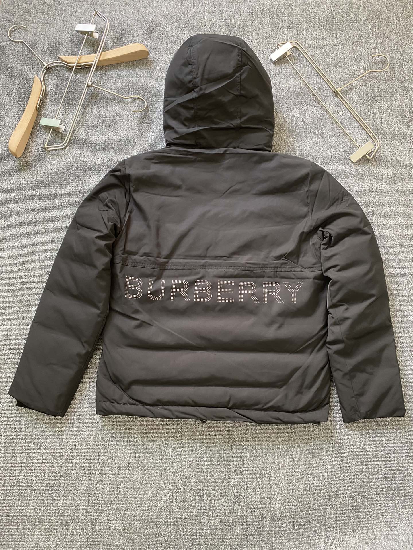 MLBurberry巴宝莉秋冬新款男士连帽羽绒服外贸公司订单简约休闲时尚羽绒服定制聚脂纤维面料舒适柔软内