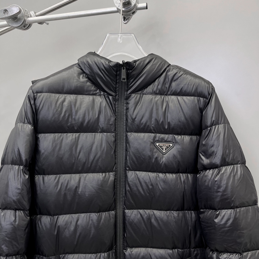 P家新款90白鹅绒服进口再生纤维️经典再生尼龙面料可双面两穿设计实穿性满分连帽可拆卸设计直筒版型显瘦不挑