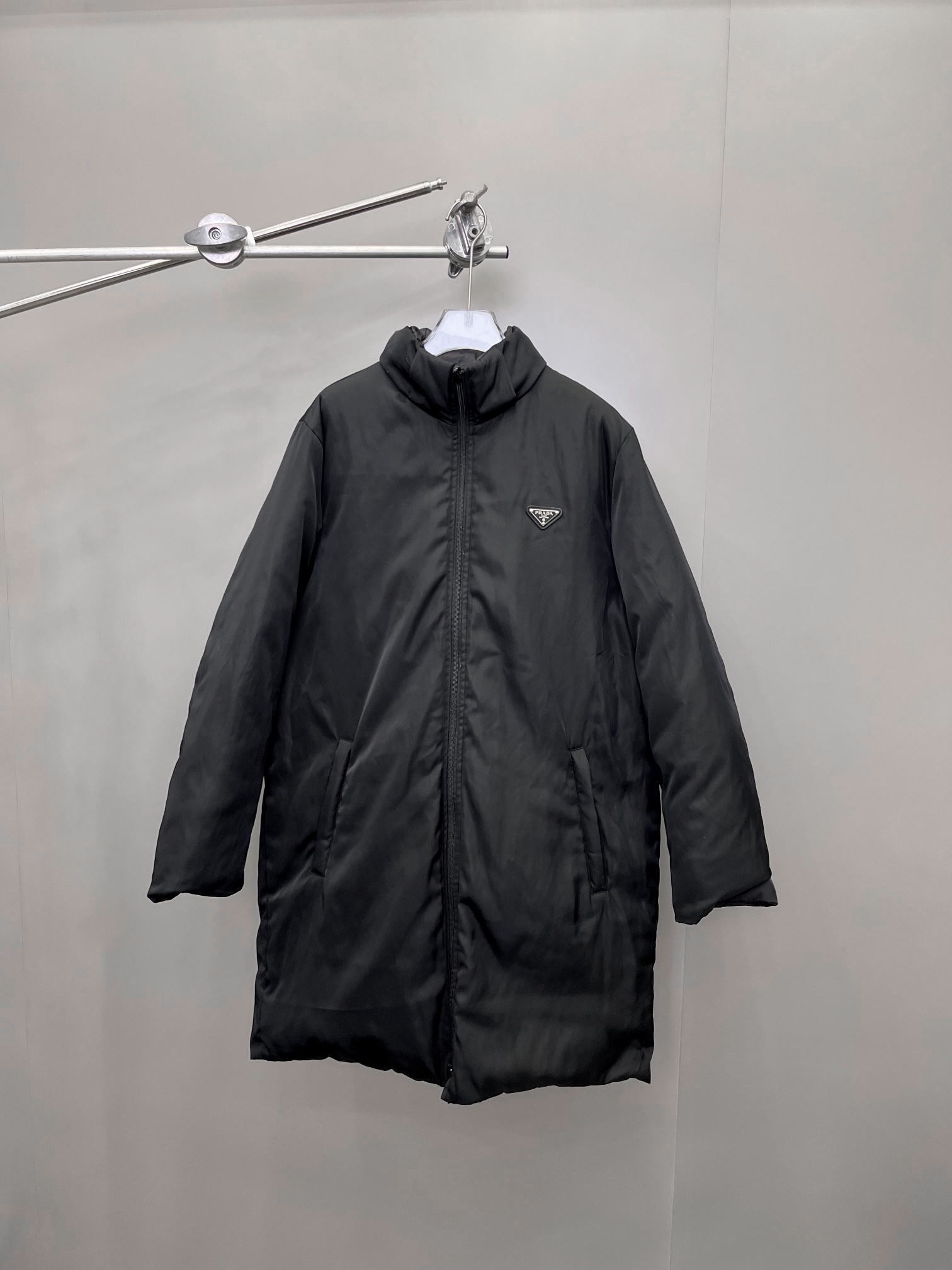P家新款90白鹅绒服进口再生纤维️经典再生尼龙面料可双面两穿设计实穿性满分连帽可拆卸设计直筒版型显瘦不挑