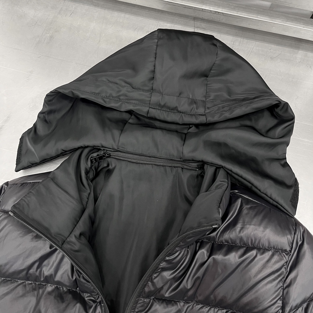 P家新款90白鹅绒服进口再生纤维️经典再生尼龙面料可双面两穿设计实穿性满分连帽可拆卸设计直筒版型显瘦不挑