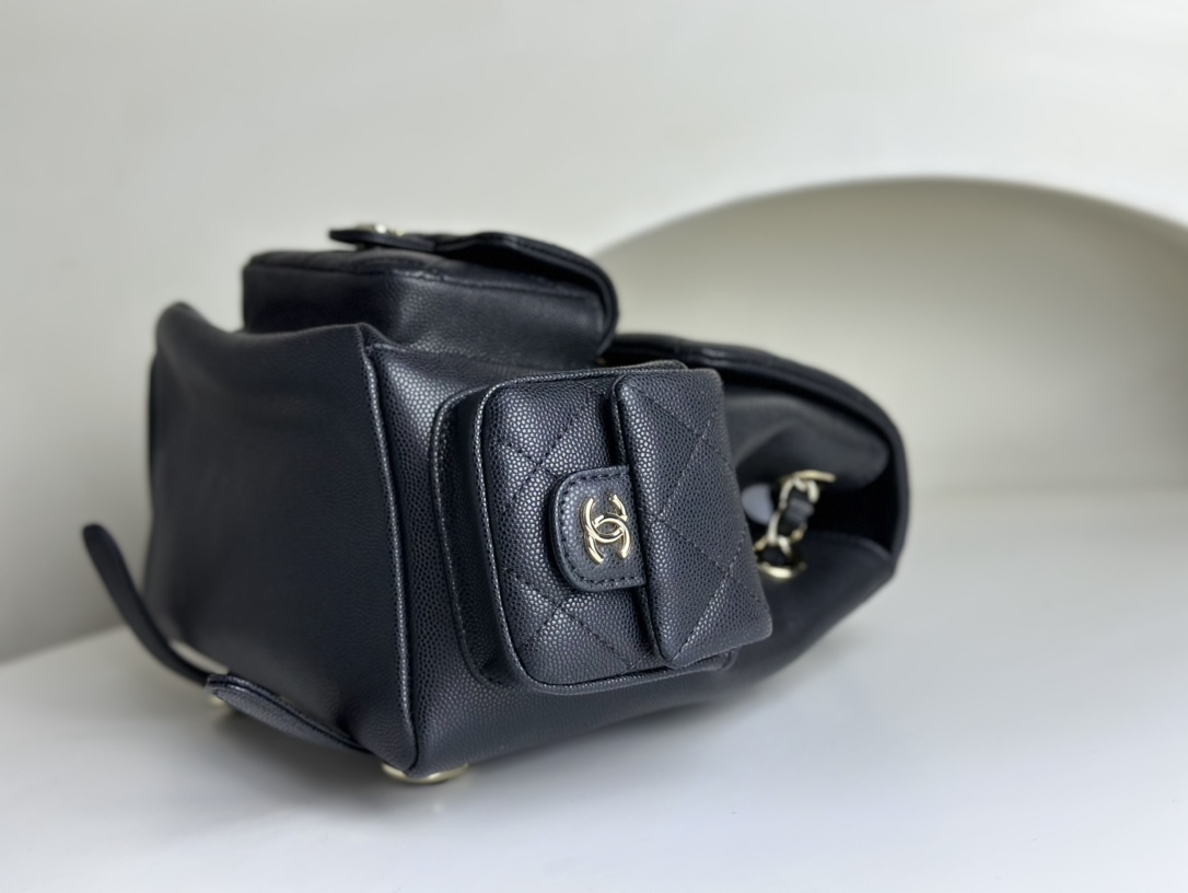 CHANEL Italian calfskin Xiaoxiang 23k backpack small school bag. Although it looks like a dynamite bag at first glance, it is still cute in perso