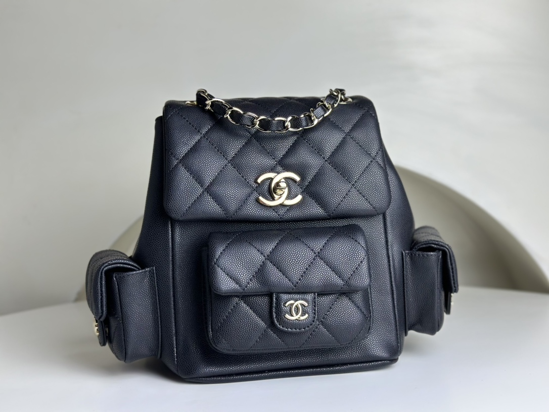 CHANEL Italian calfskin Xiaoxiang 23k backpack small school bag. Although it looks like a dynamite bag at first glance, it is still cute in perso