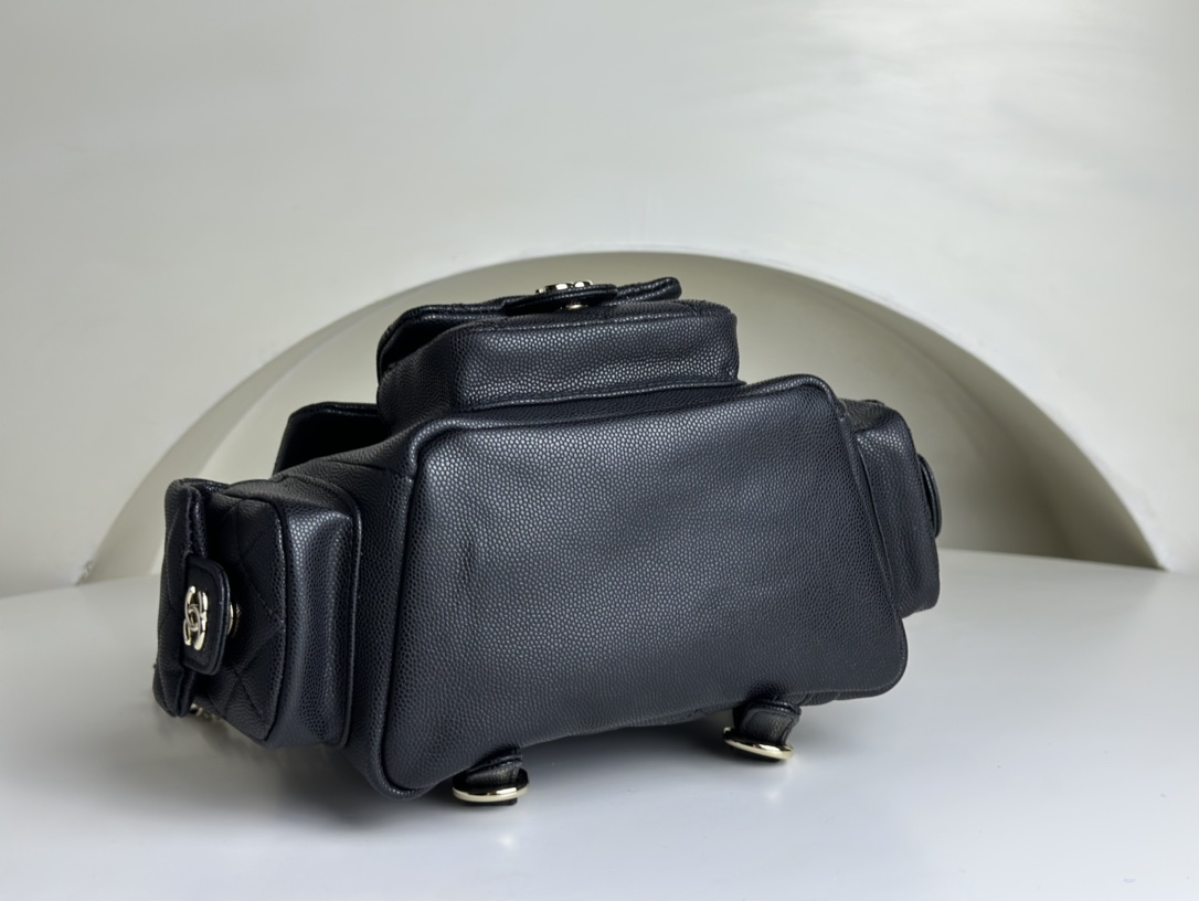 CHANEL Italian calfskin Xiaoxiang 23k backpack. Although it looks like a dynamite bag at first glance, it is still cute in person. The small pock
