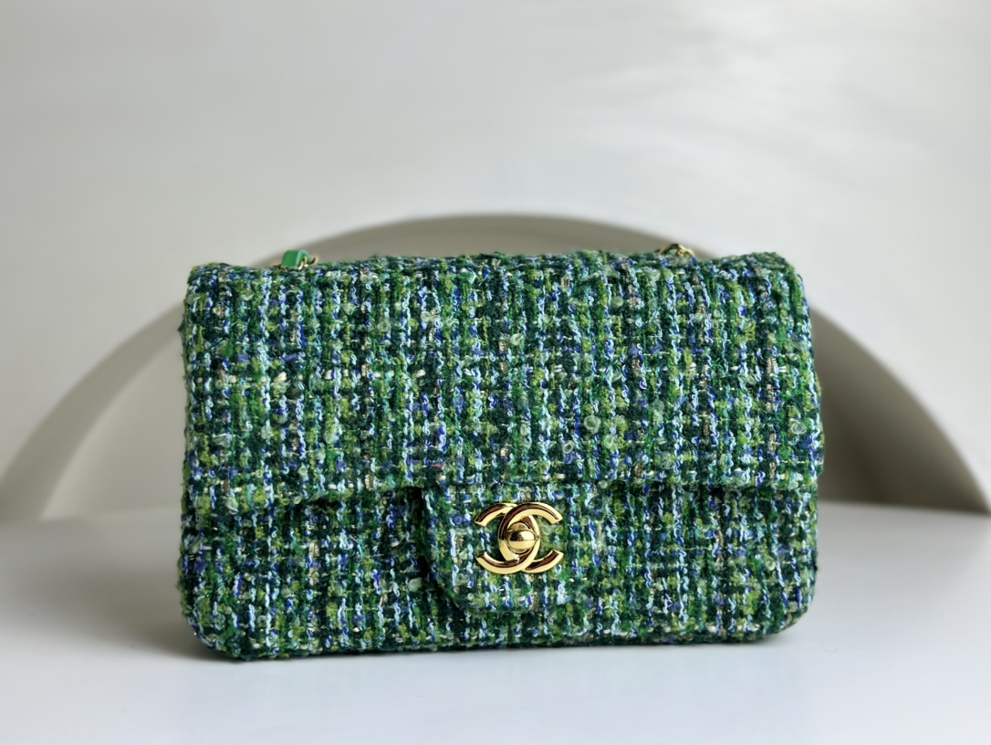 Small size Xiaoxiang CHANEL lambskin lining 23A woolen CF peacock green soft twill I feel very seasonal in autumn, winter and spring. The upper b
