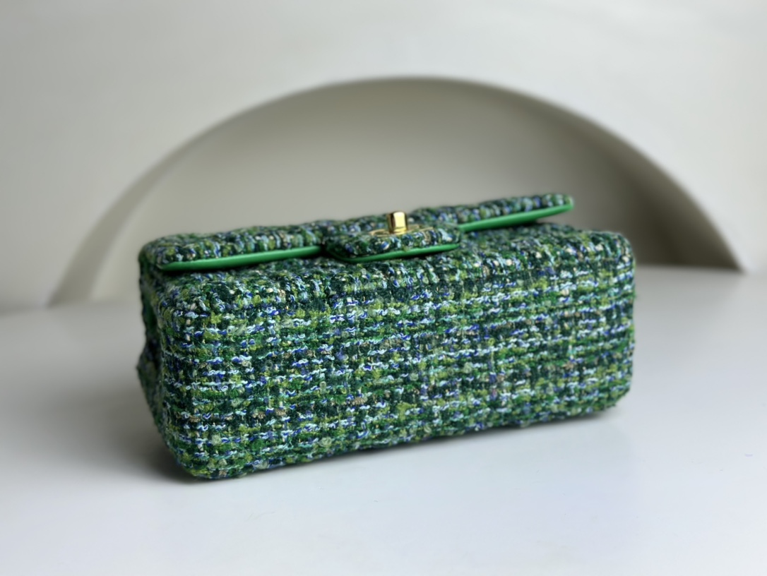 Small size Xiaoxiang CHANEL lambskin lining 23A woolen CF peacock green soft twill I feel very seasonal in autumn, winter and spring. The upper b