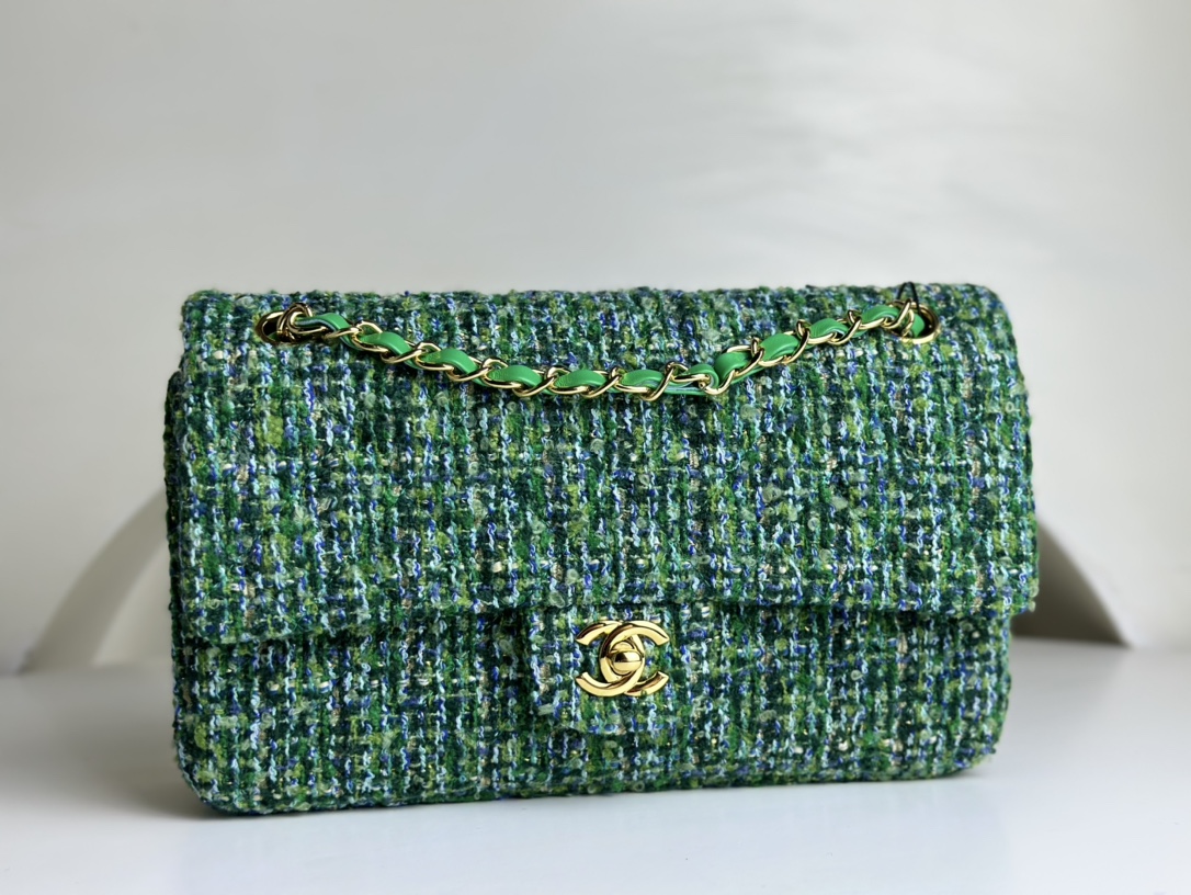 Xiaoxiang CHANEL lambskin lining 23A woolen CF, peacock green soft twill, feels good in autumn, winter and spring. The upper body is very fairy-l