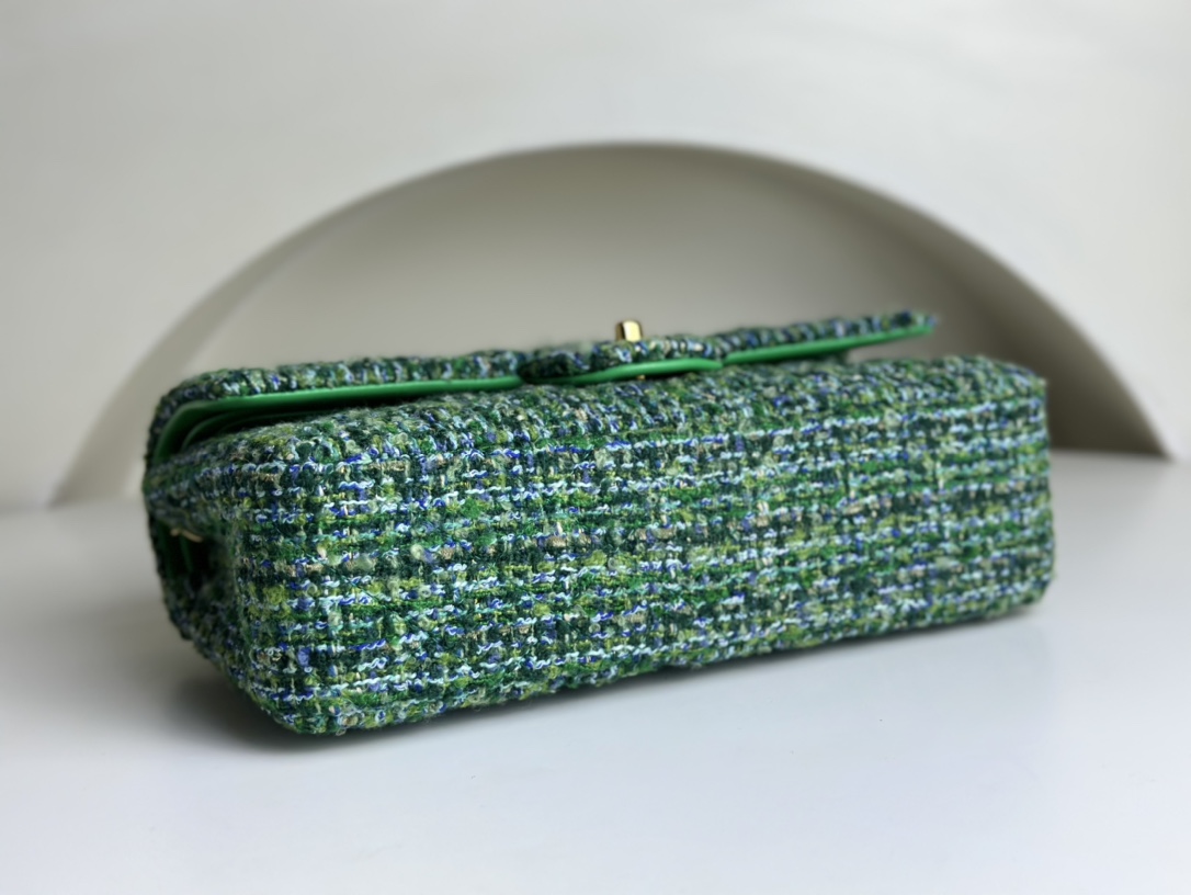 Xiaoxiang CHANEL lambskin lining 23A woolen CF, peacock green soft twill, feels good in autumn, winter and spring. The upper body is very fairy-l