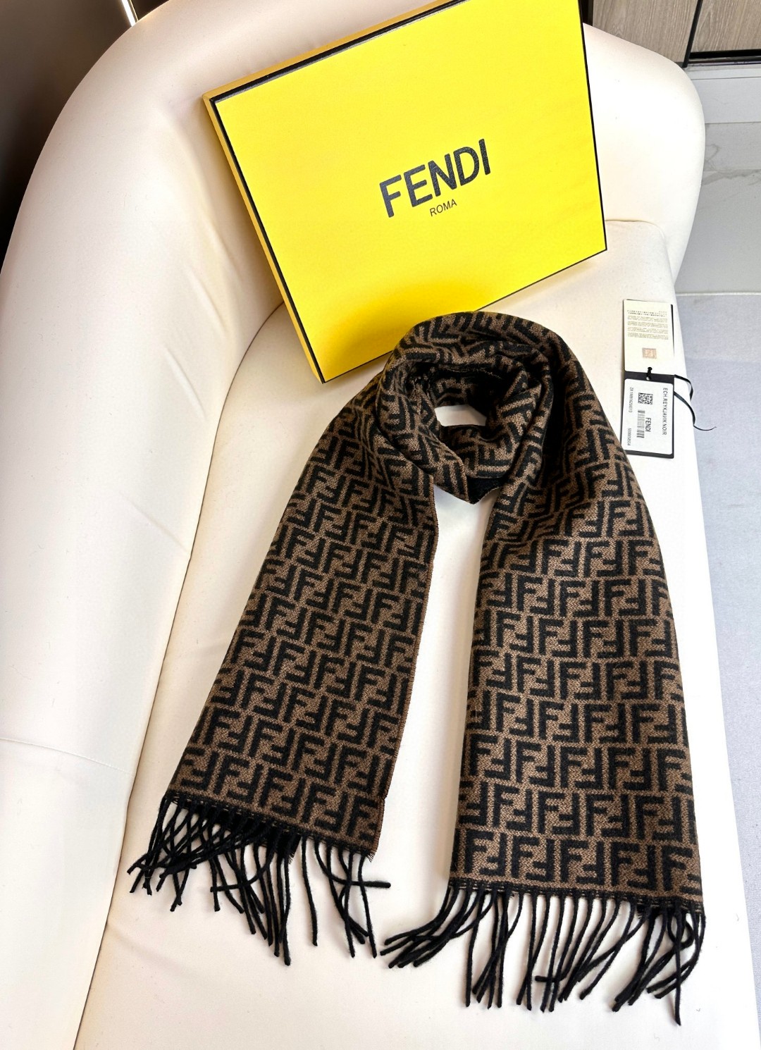 FENDI 双面羊绒围巾